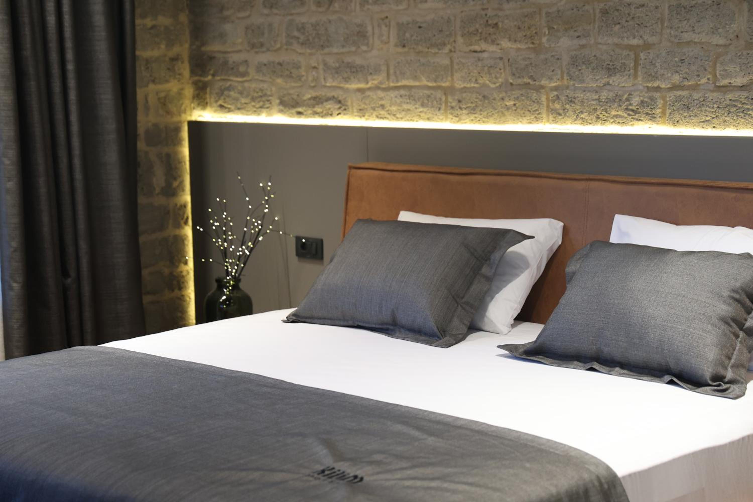 Deluxe Double Room with Balcony photo 2