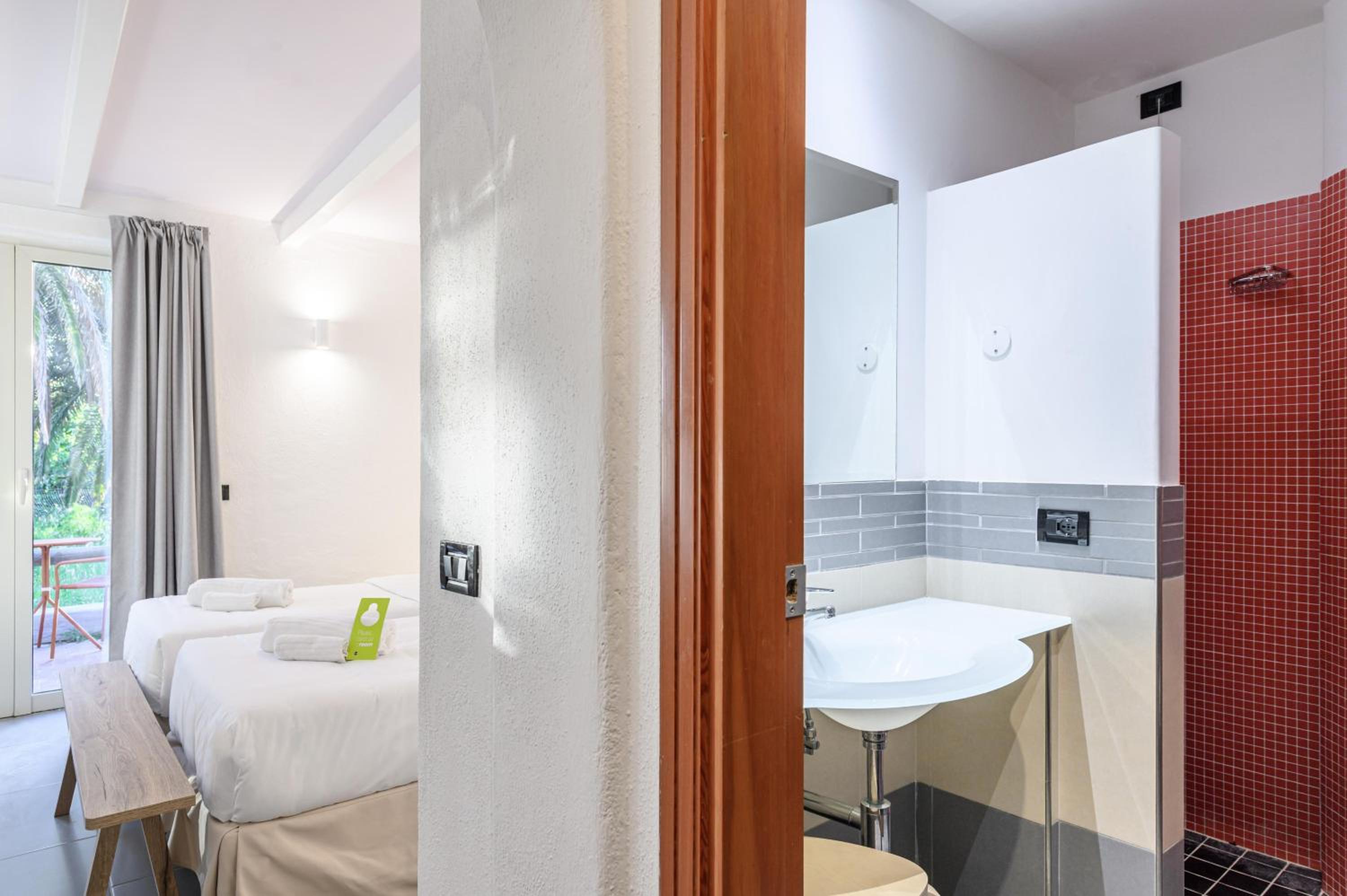 Twin Room - Photo 2