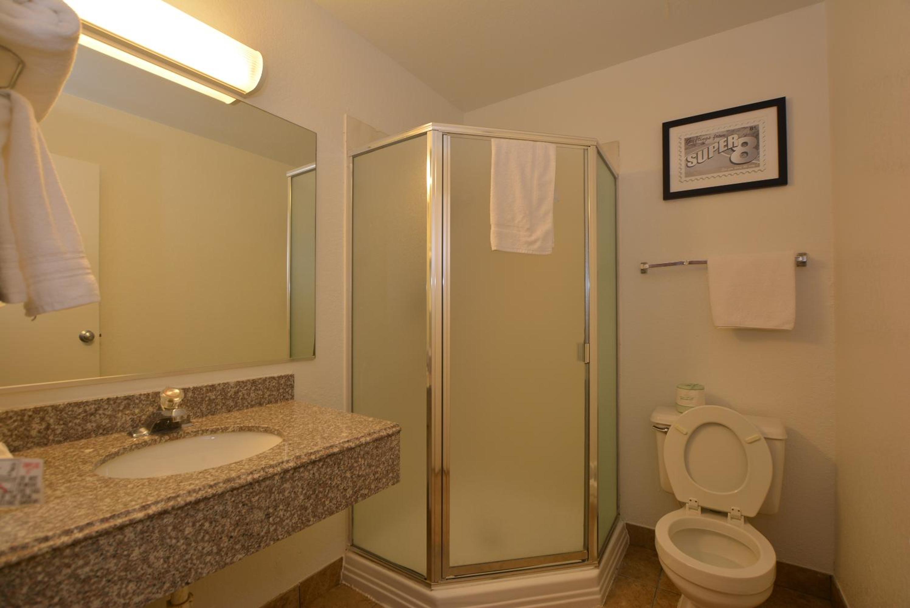 Queen Room - Non-Smoking - Photo 4