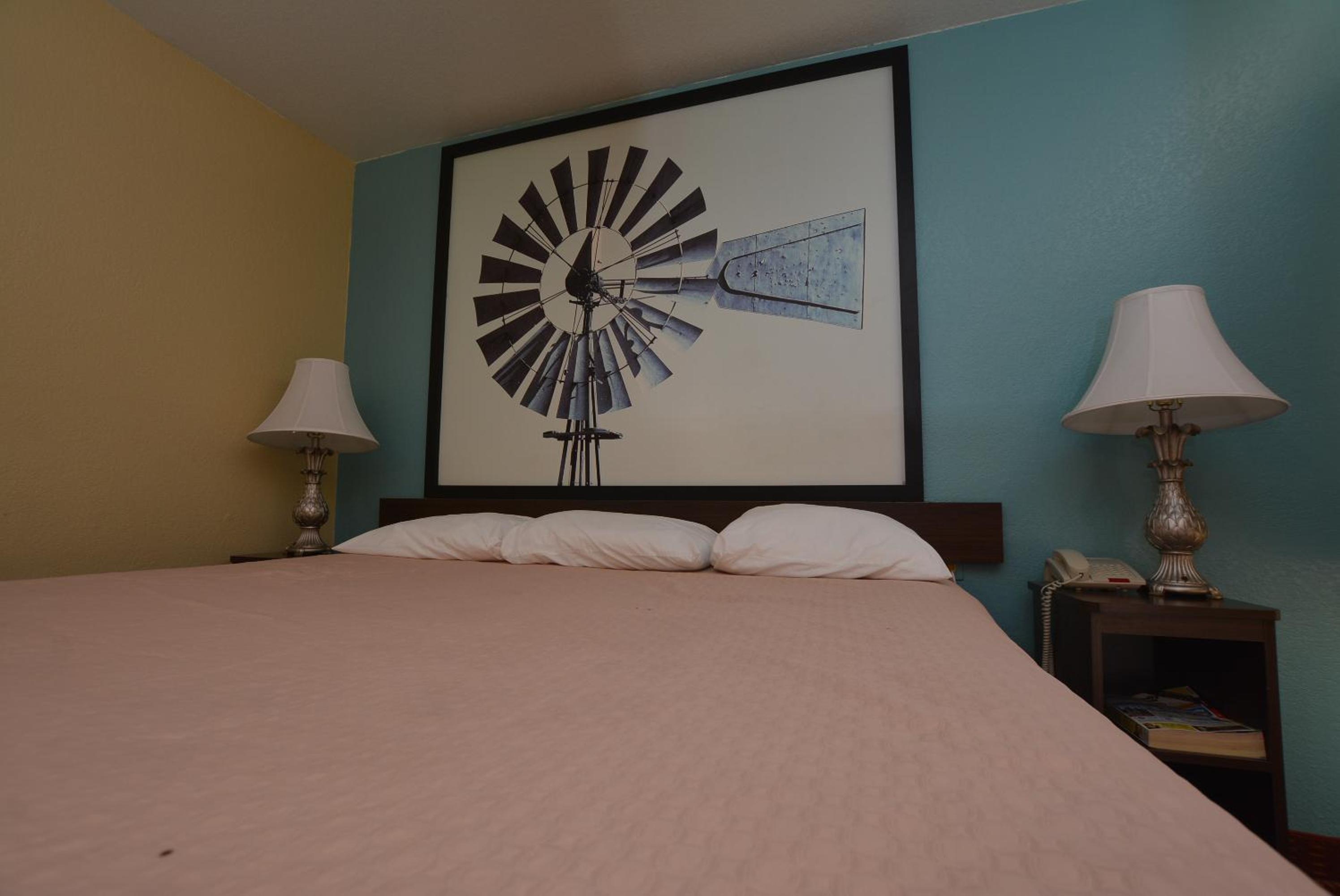 Queen Room - Non-Smoking - Photo 6