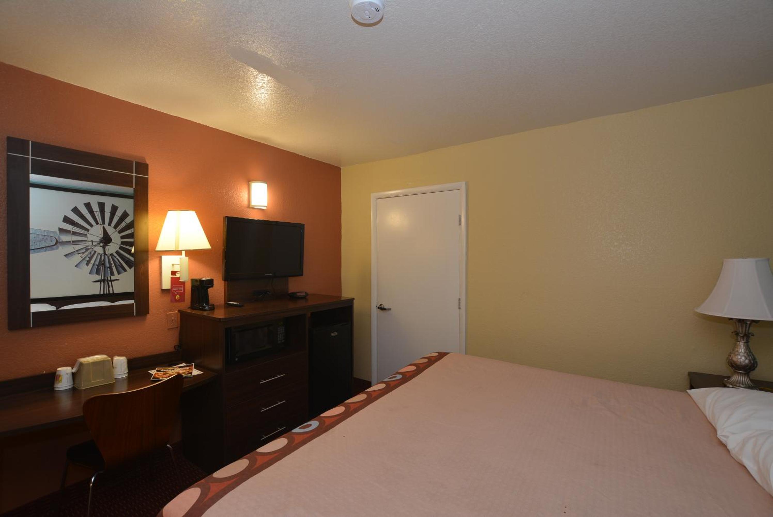 King Room - Non-Smoking - Photo 4