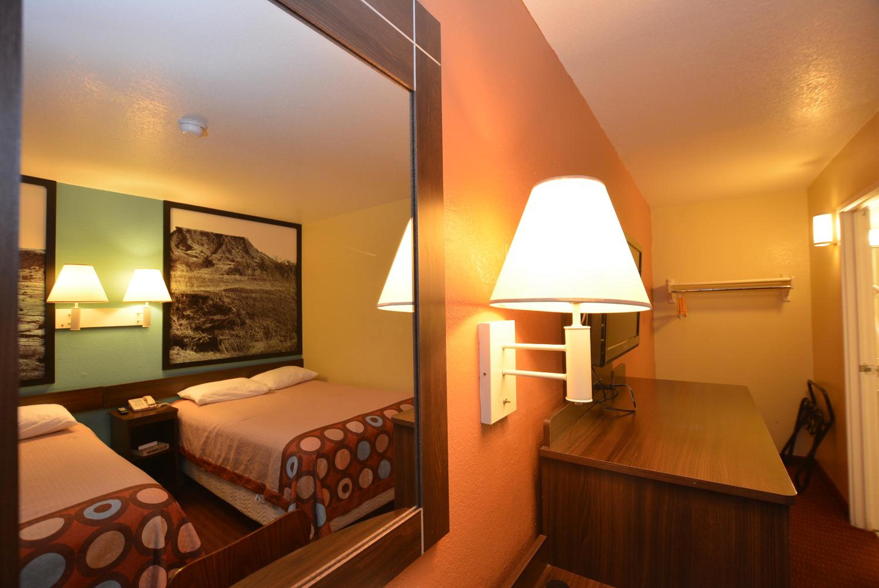 Double Room with Two Double Beds - Smoking - Photo 3