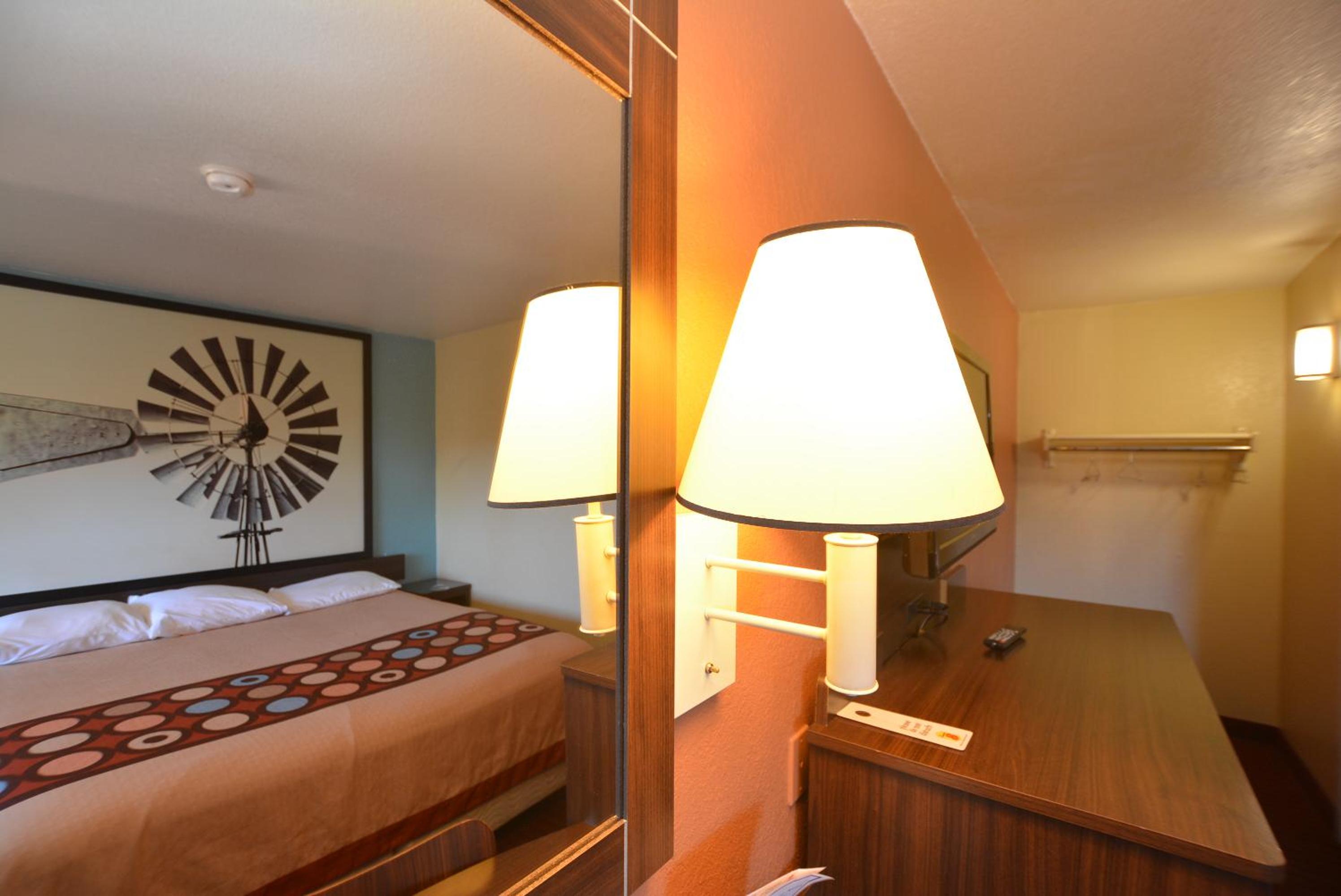 King Room - Non-Smoking - Photo 6