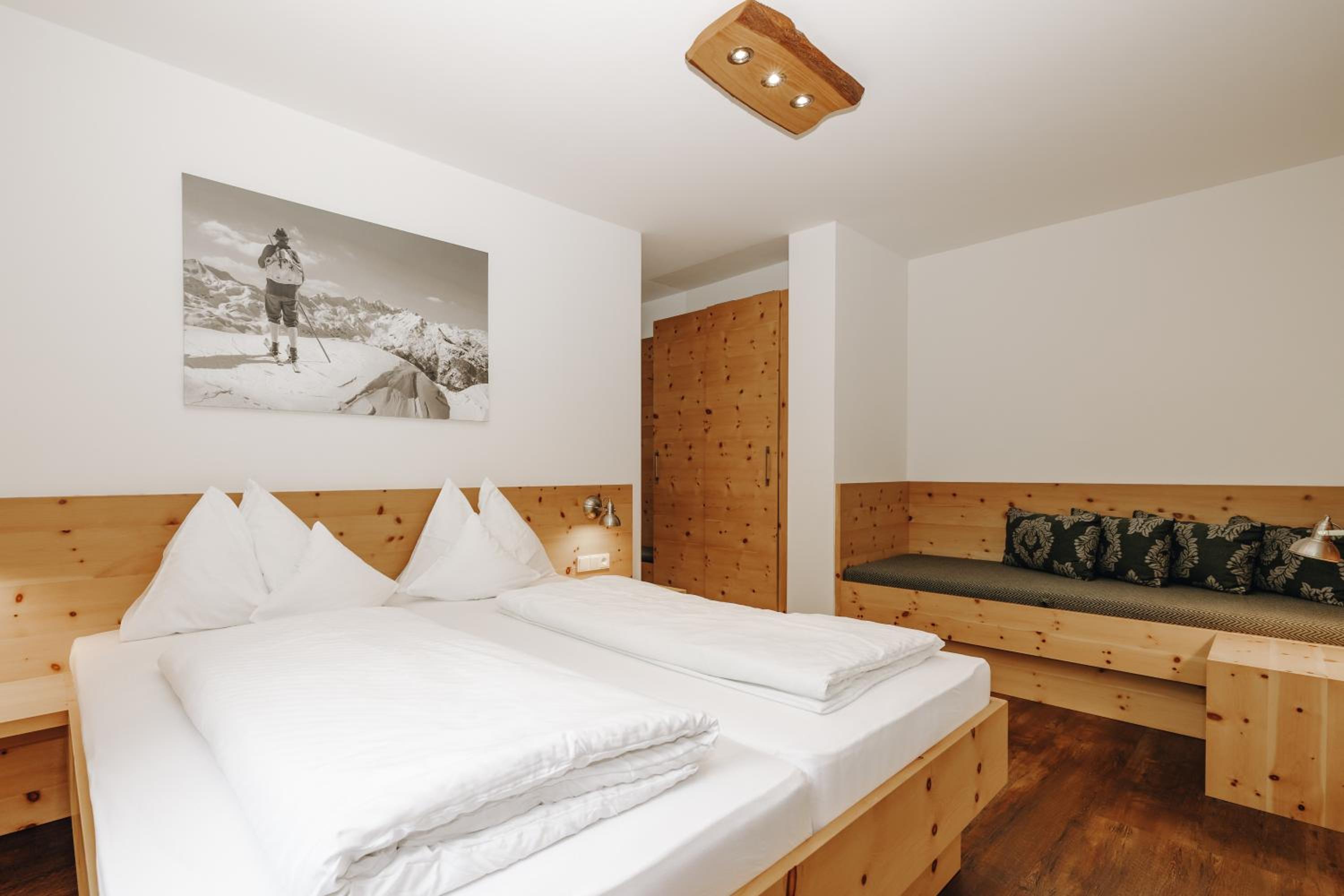 Two-Bedroom Apartment with Mountain View photo 3