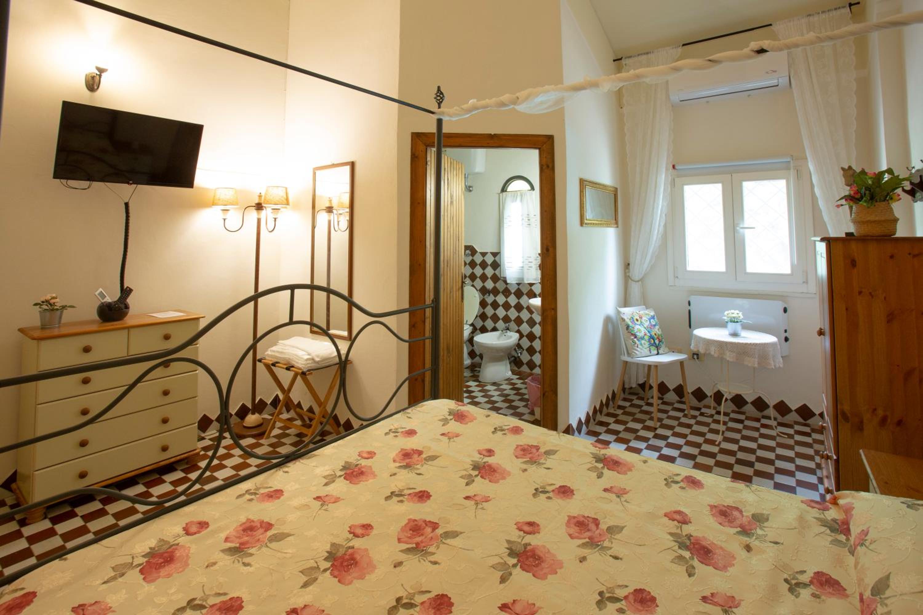 King Room with Pool View - Photo 6