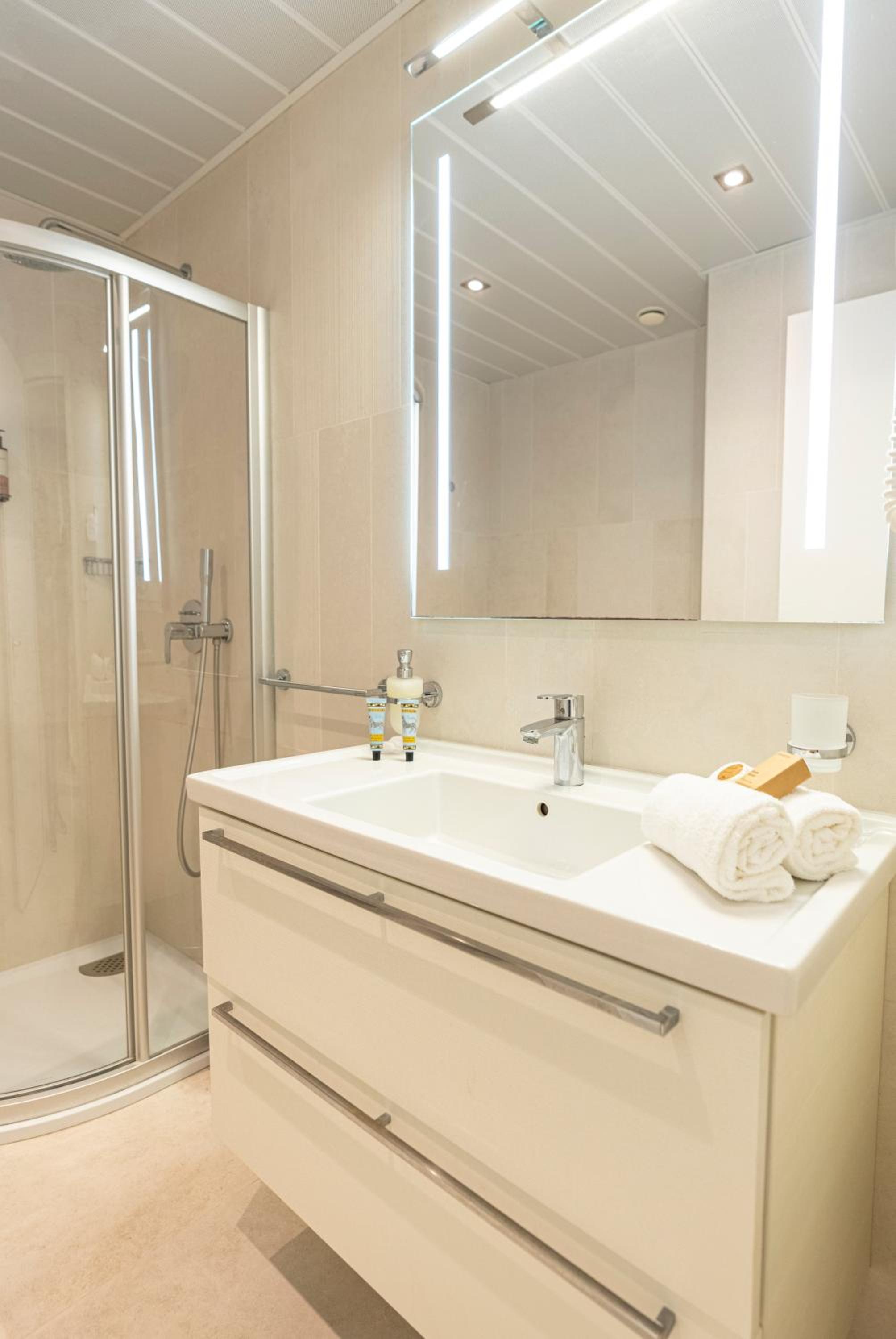 Standard Double Room with Sea View thumbnail 5