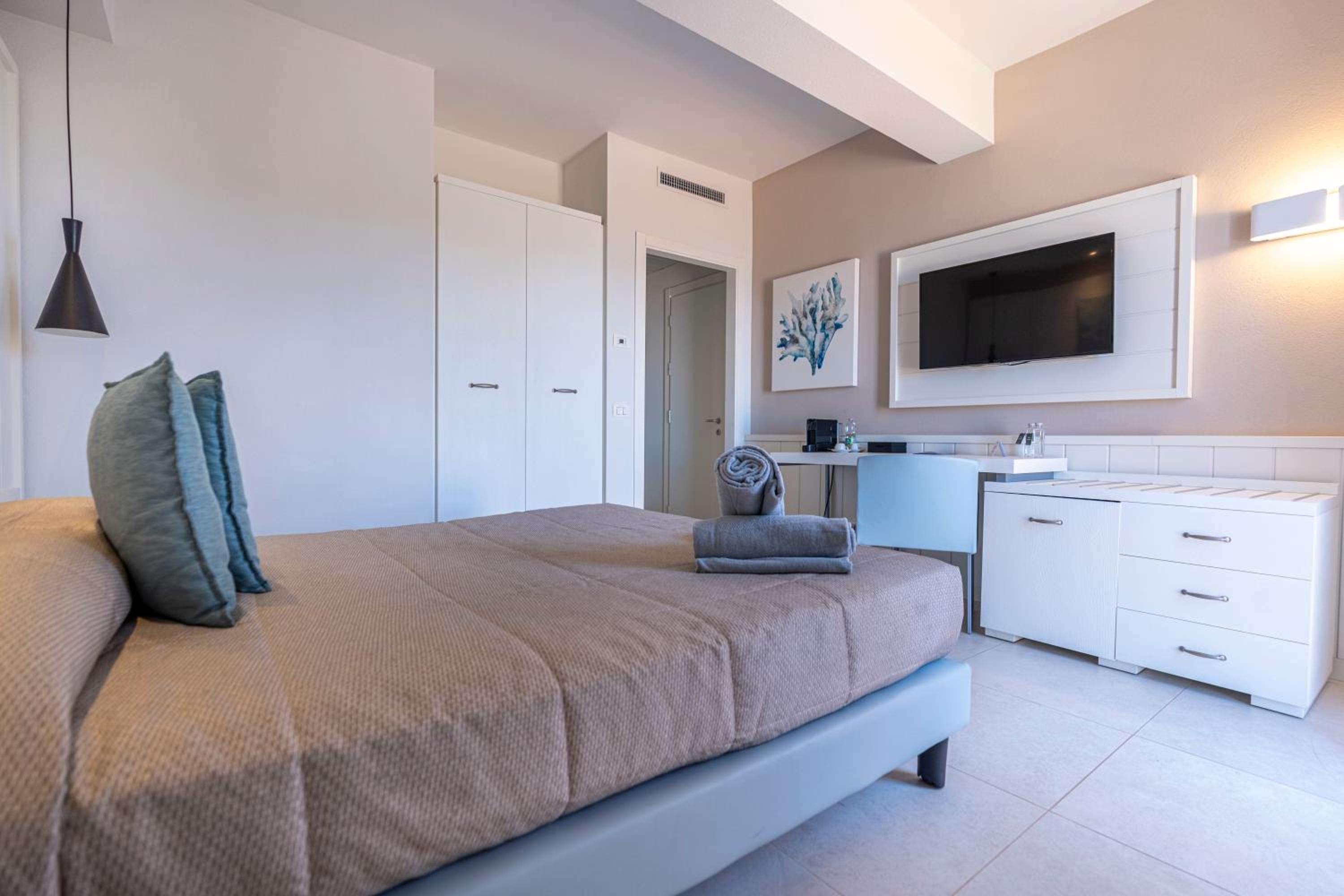 Superior Double Room with Sea View thumbnail 5
