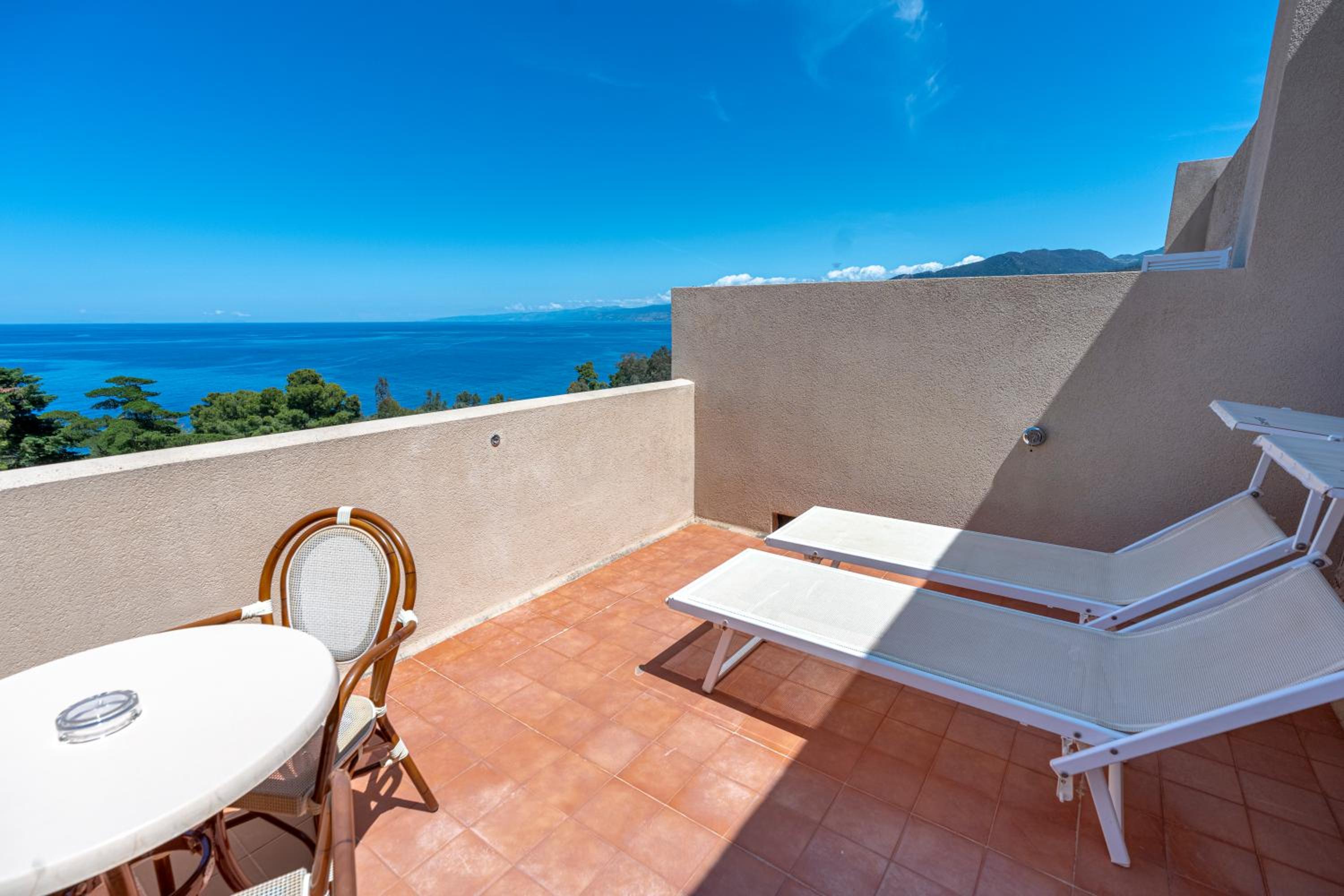 Superior Double Room with Sea View thumbnail 6