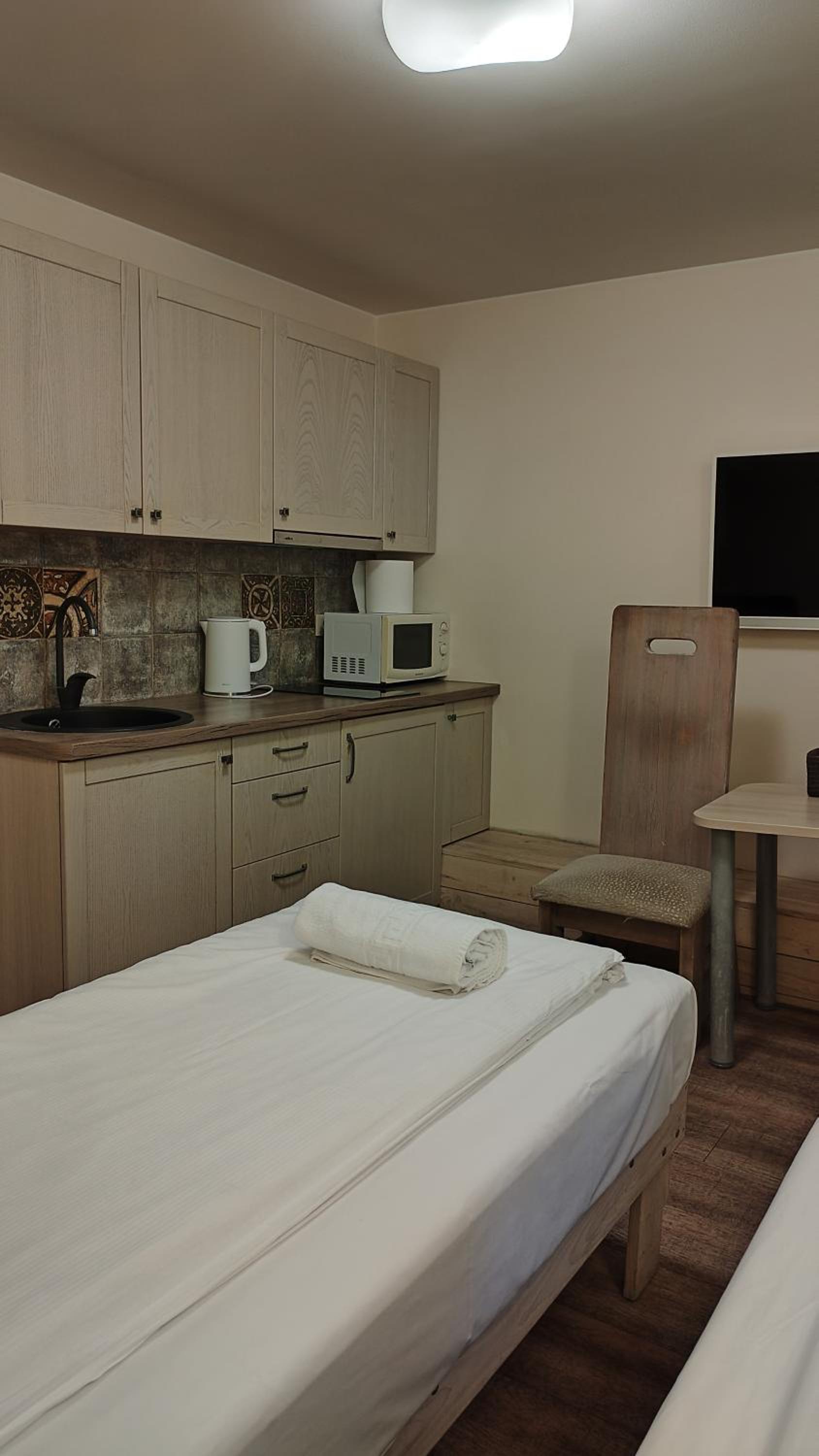 Twin Room with Bathroom - Photo 4