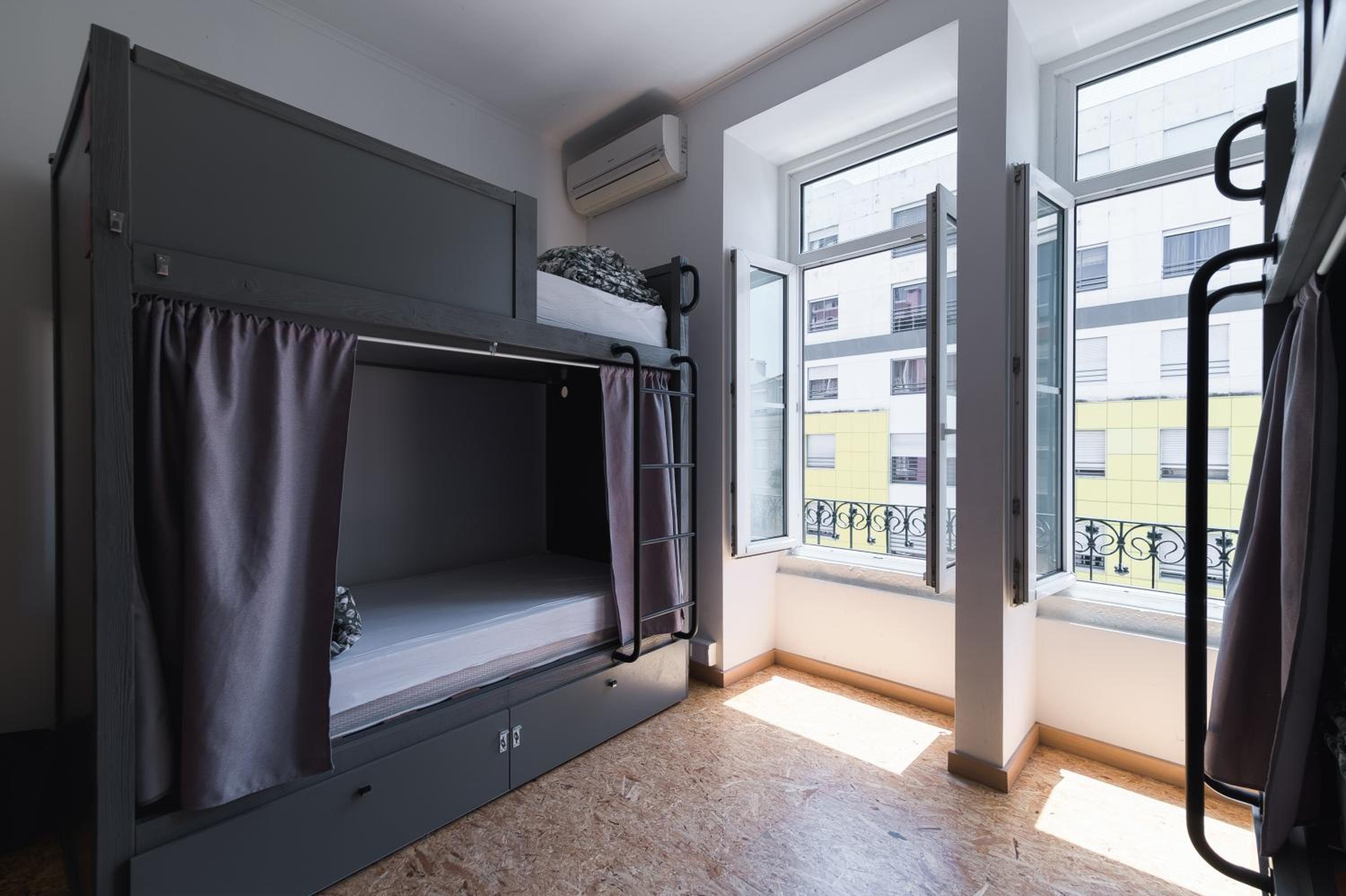 Bed in 8-Bed Mixed Dormitory Room photo 1