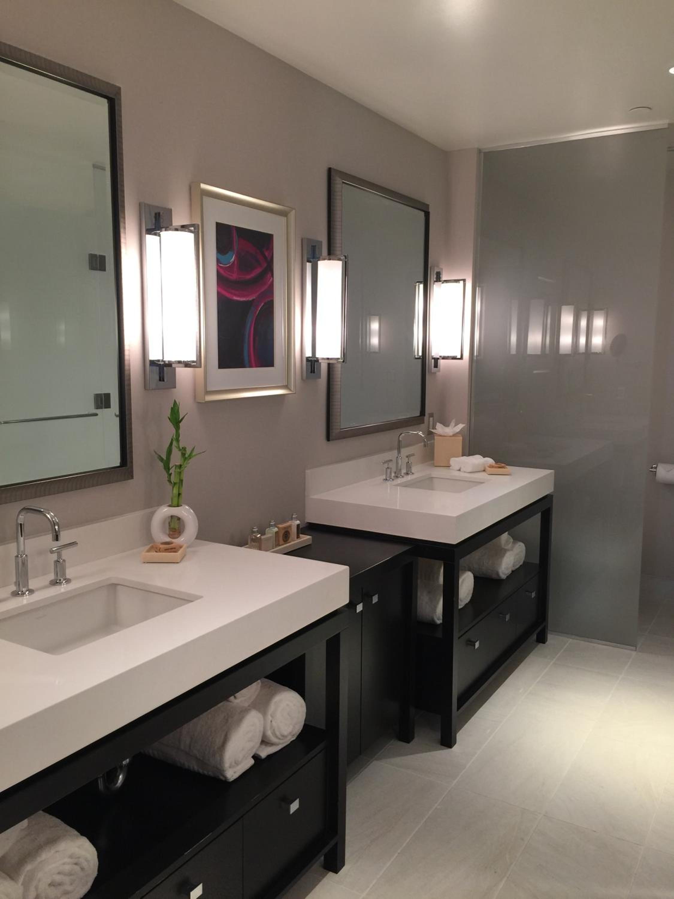 Deluxe King Suite photo 2