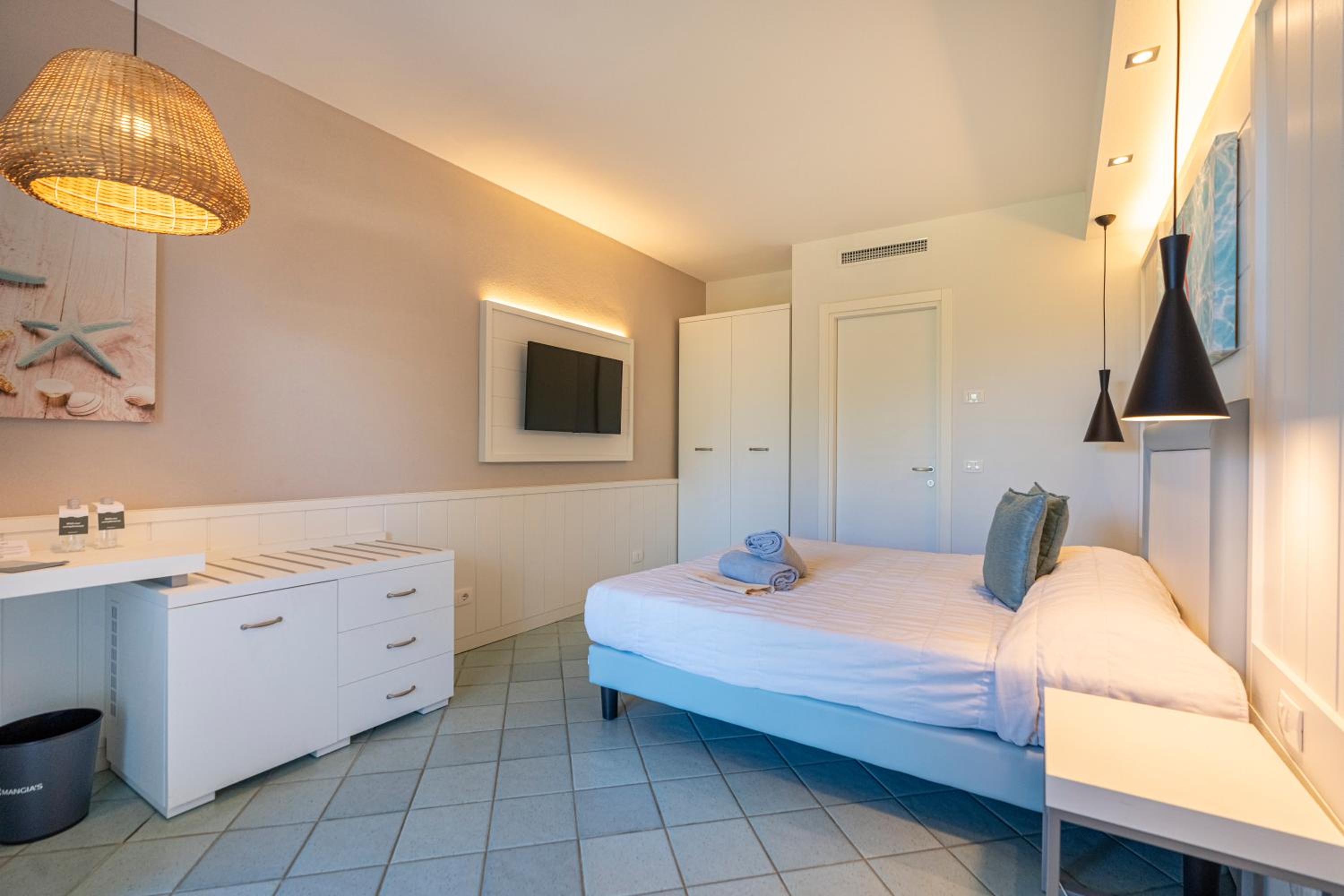Deluxe Double Room thumbnail 5