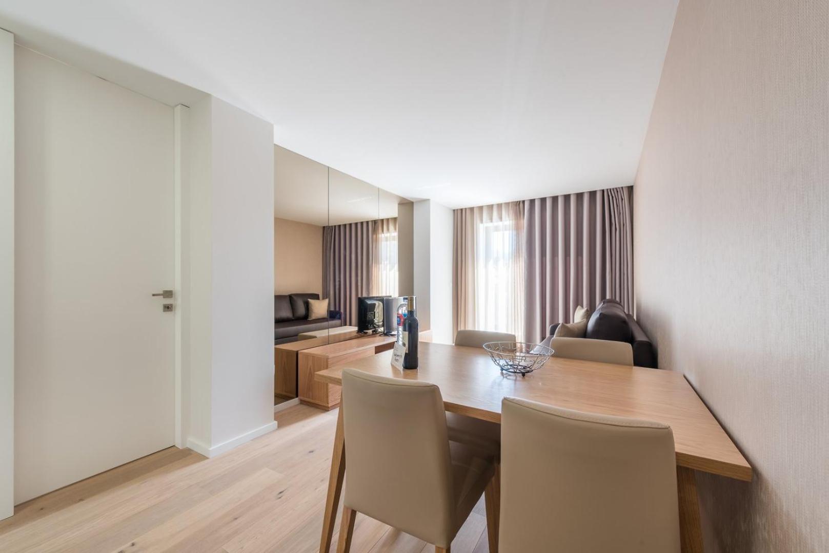 One-Bedroom Apartment - Photo 2