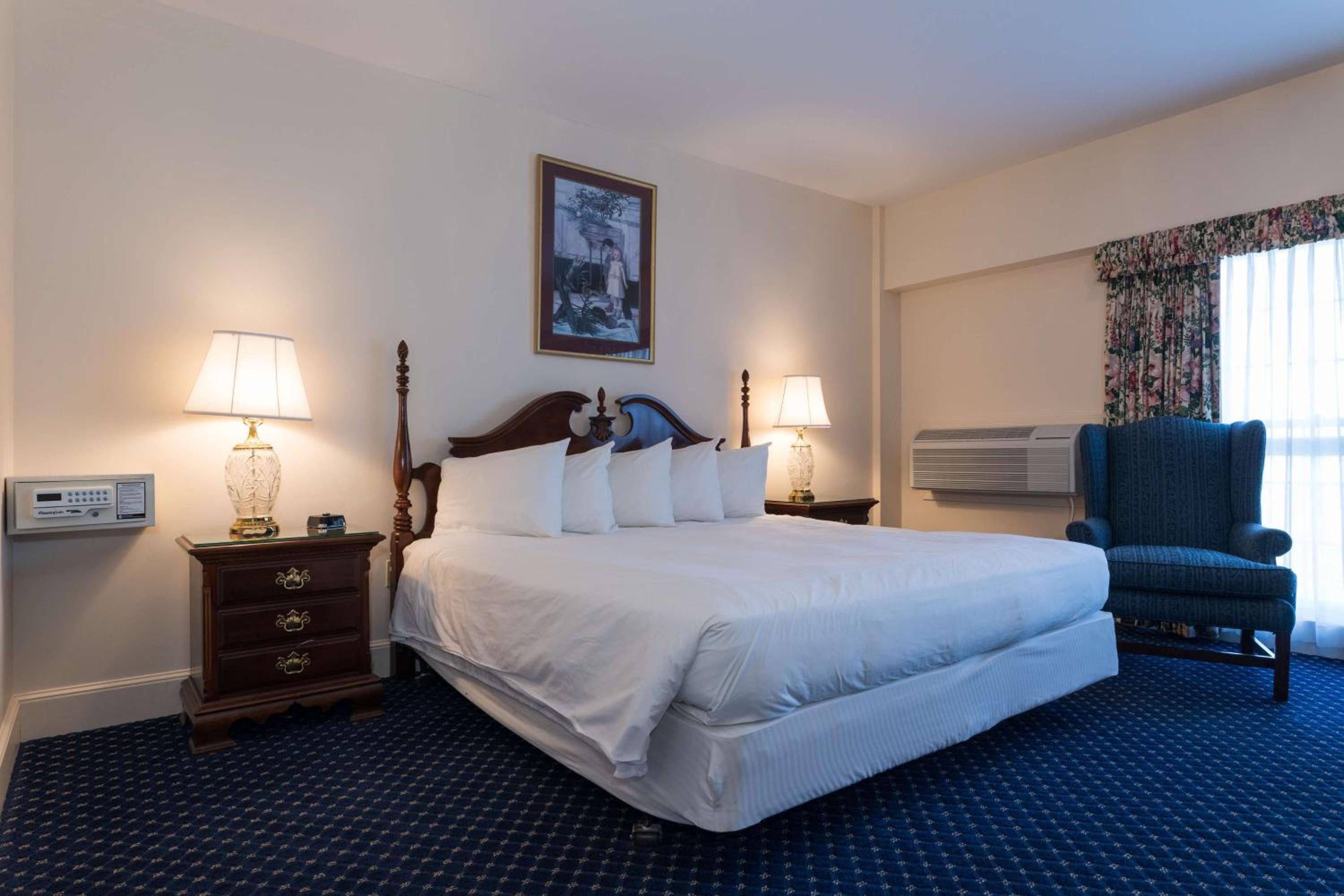 Accessible King with a fireplace Mizzentop 1st Floor
