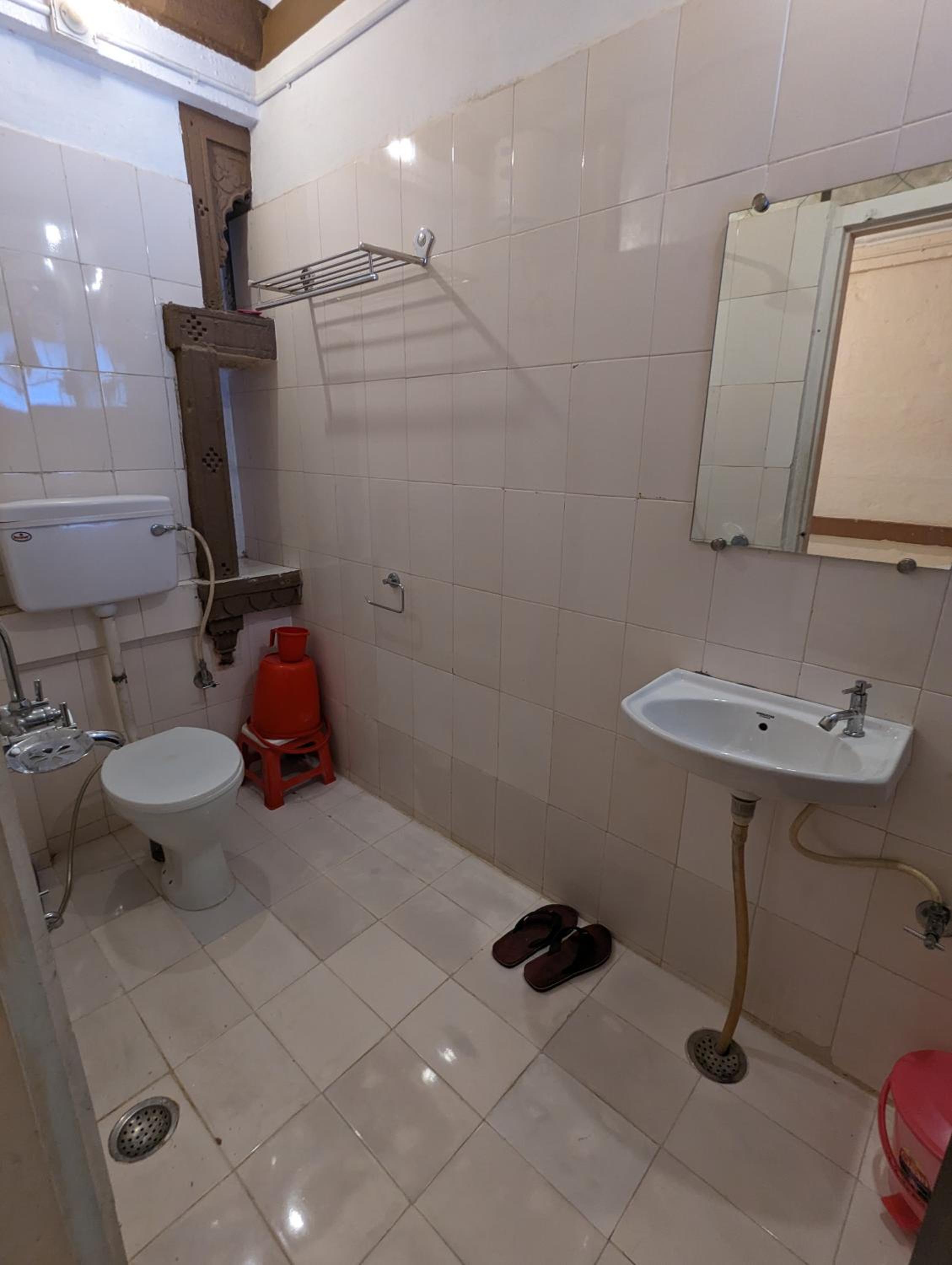Budget Double Room - Photo 22