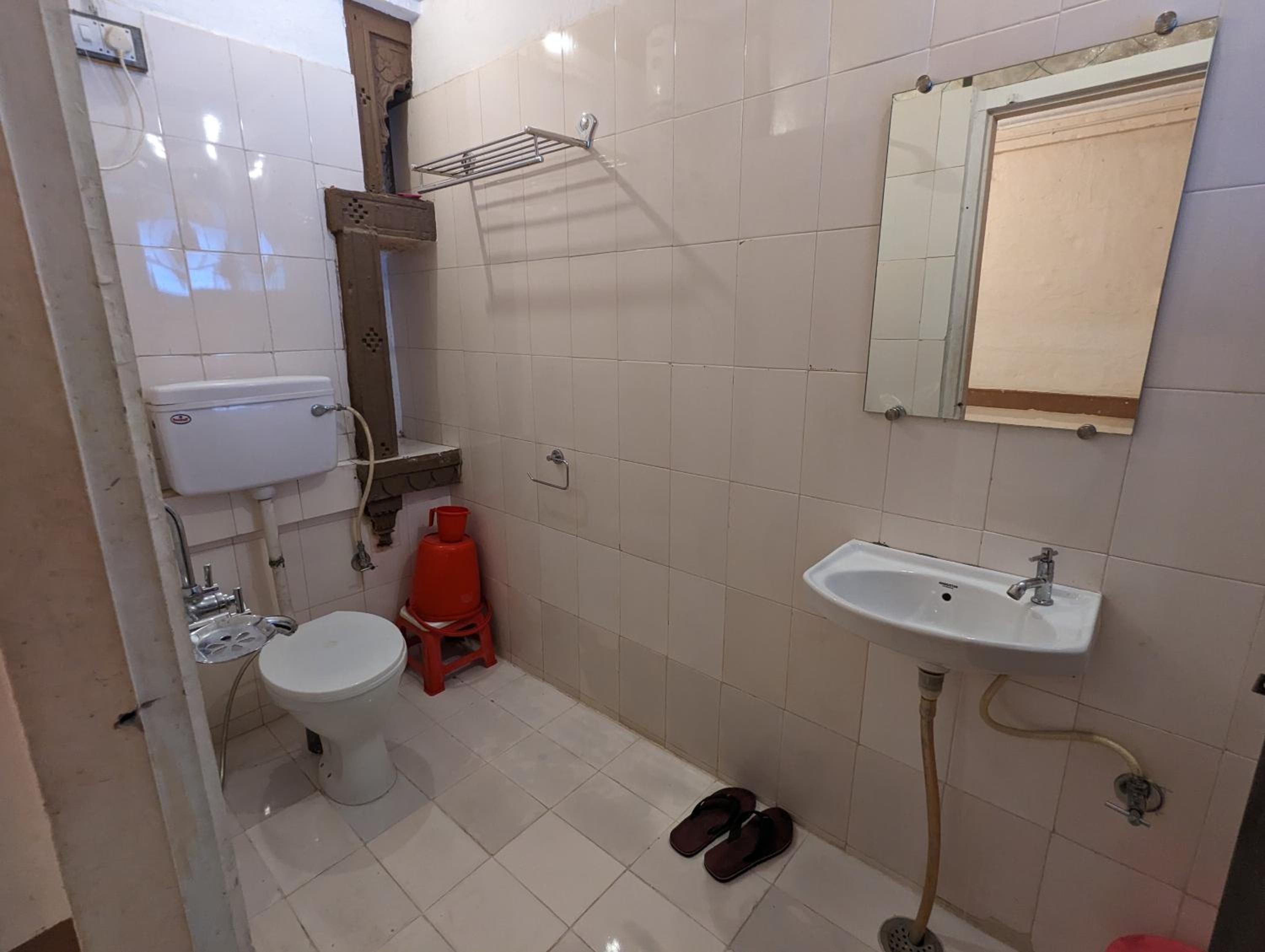 Budget Double Room - Photo 19