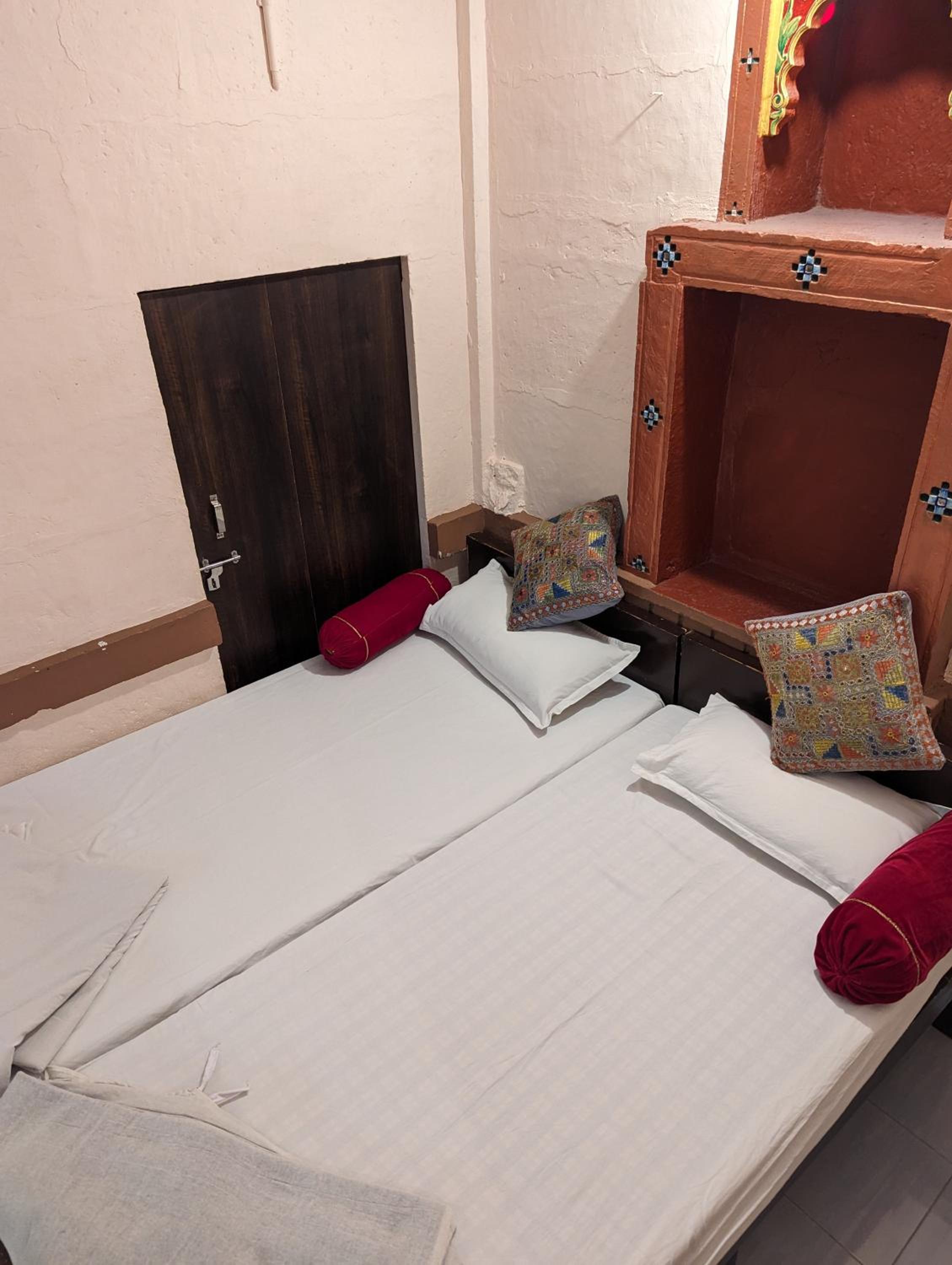 Budget Double Room - Photo 20
