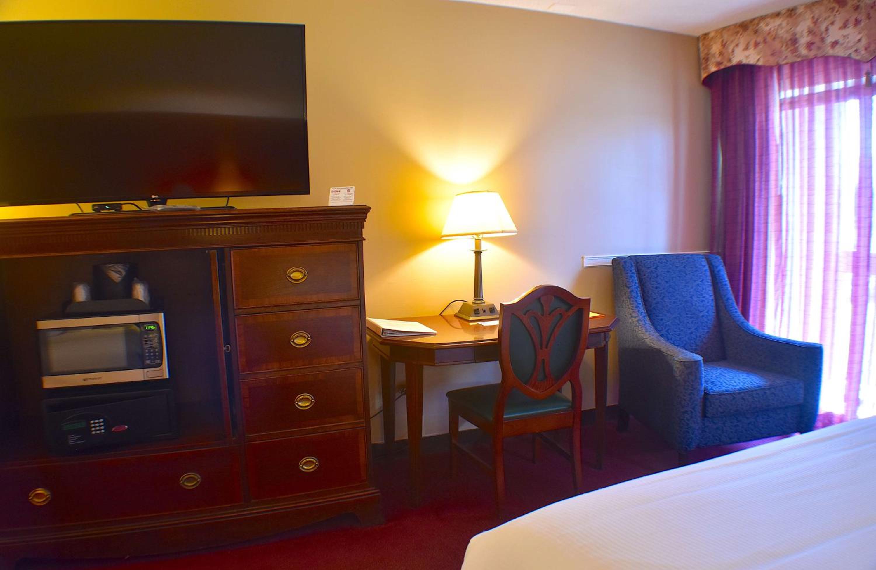 2 Queen Beds - Photo 9