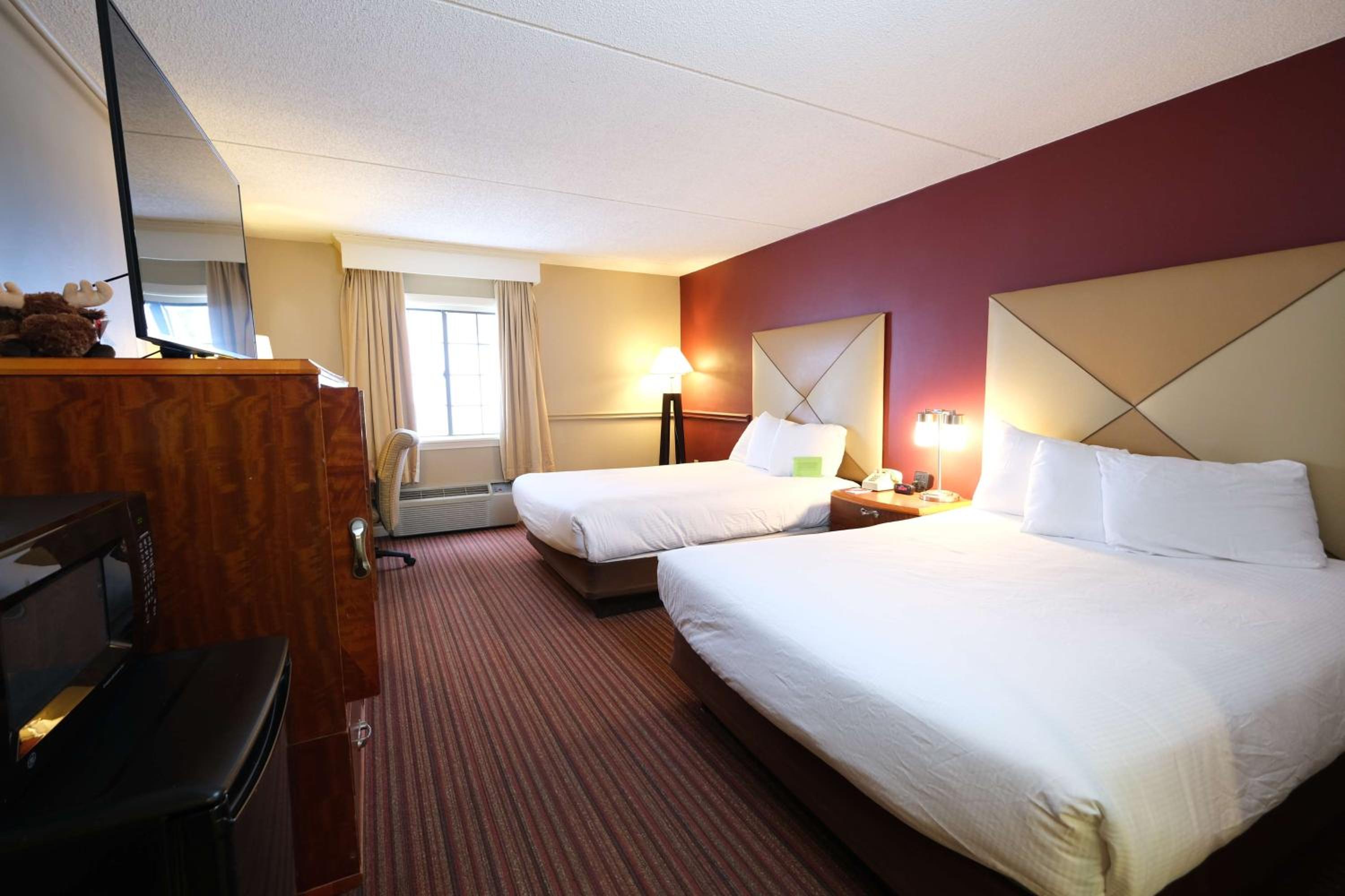Queen Room with Two Queen Beds - Photo 6