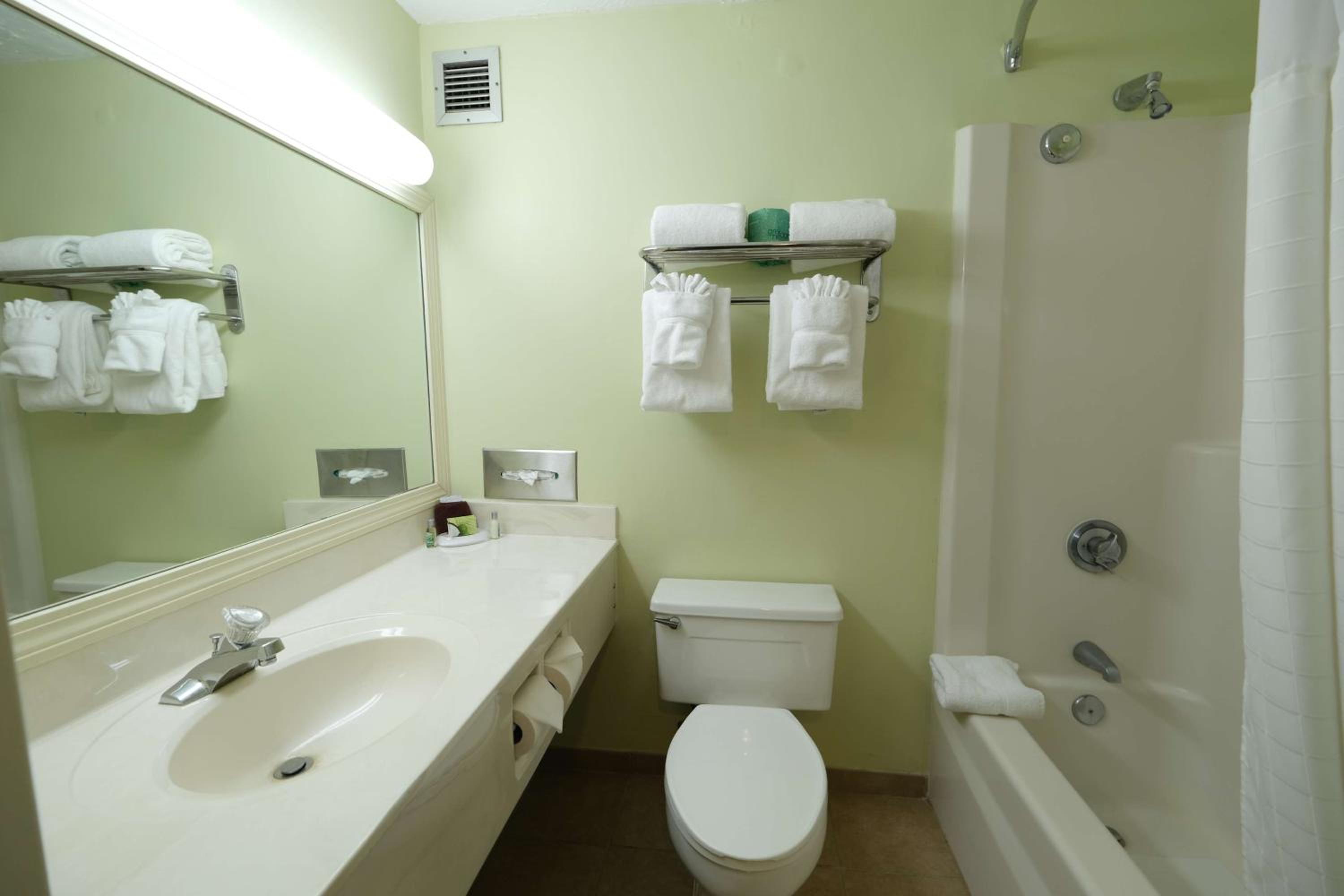 Queen Room with Two Queen Beds - Photo 4