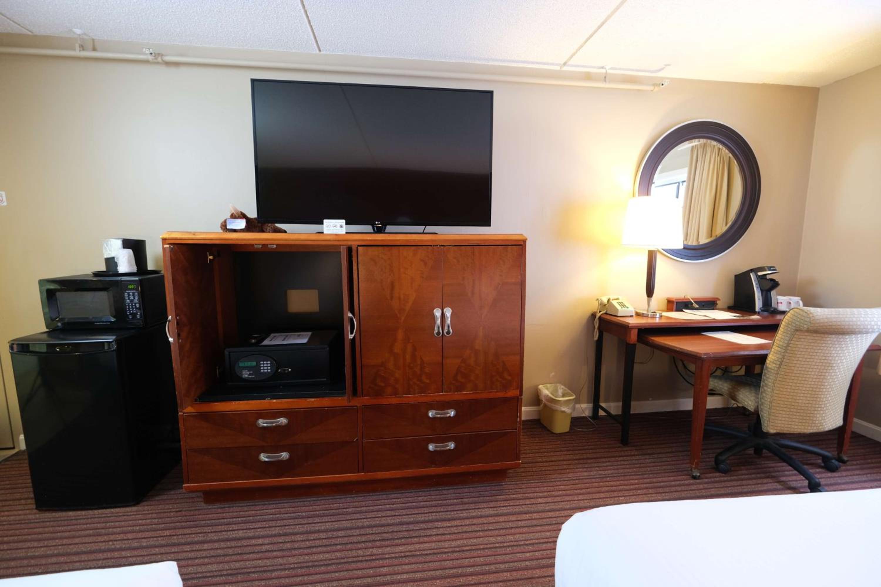 Queen Room with Two Queen Beds - Photo 1
