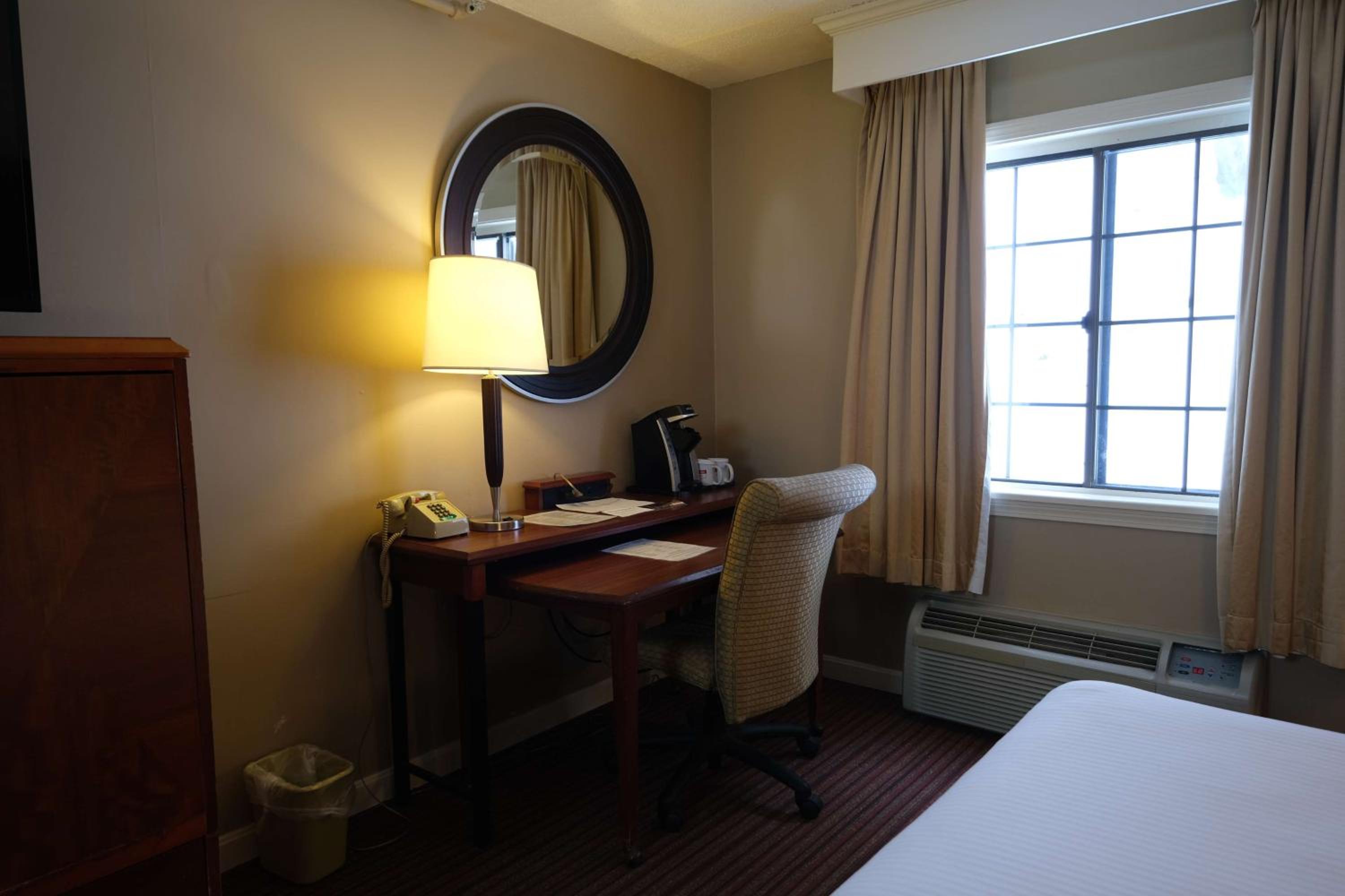 Queen Room with Two Queen Beds - Photo 5