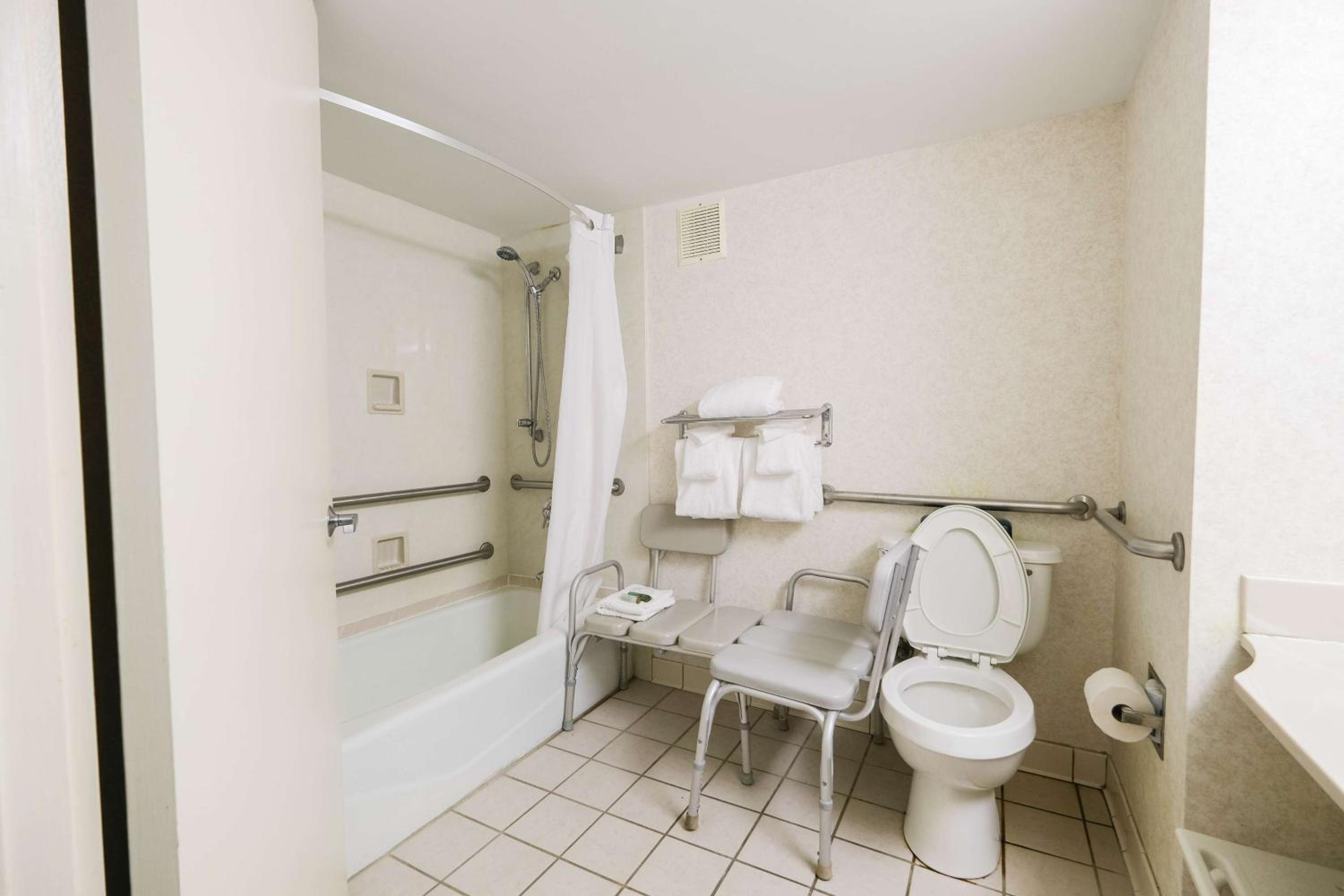 King Room with Roll-In Shower - Disability Access - Photo 7