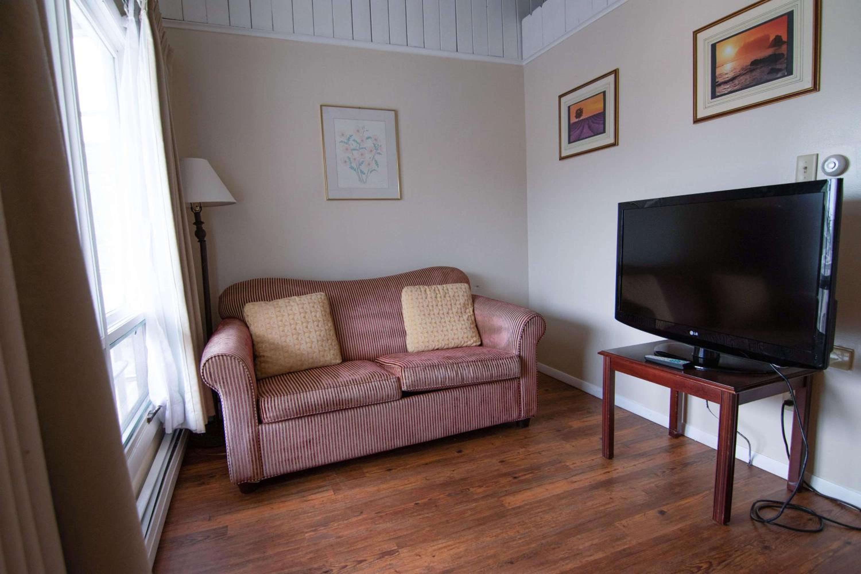 West Grand On Queen w/ Sofa Bed photo 2