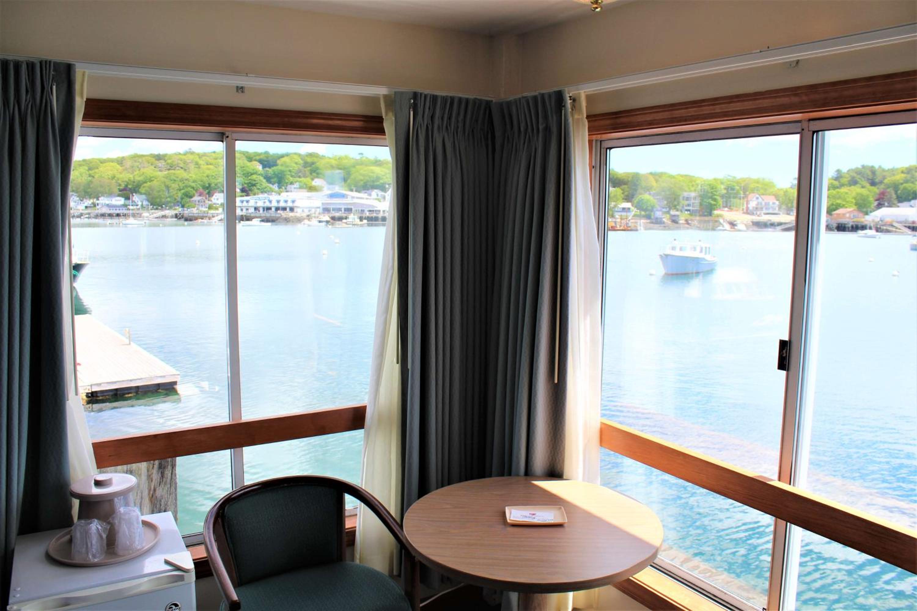 One Queen Tug Pier End  photo 3