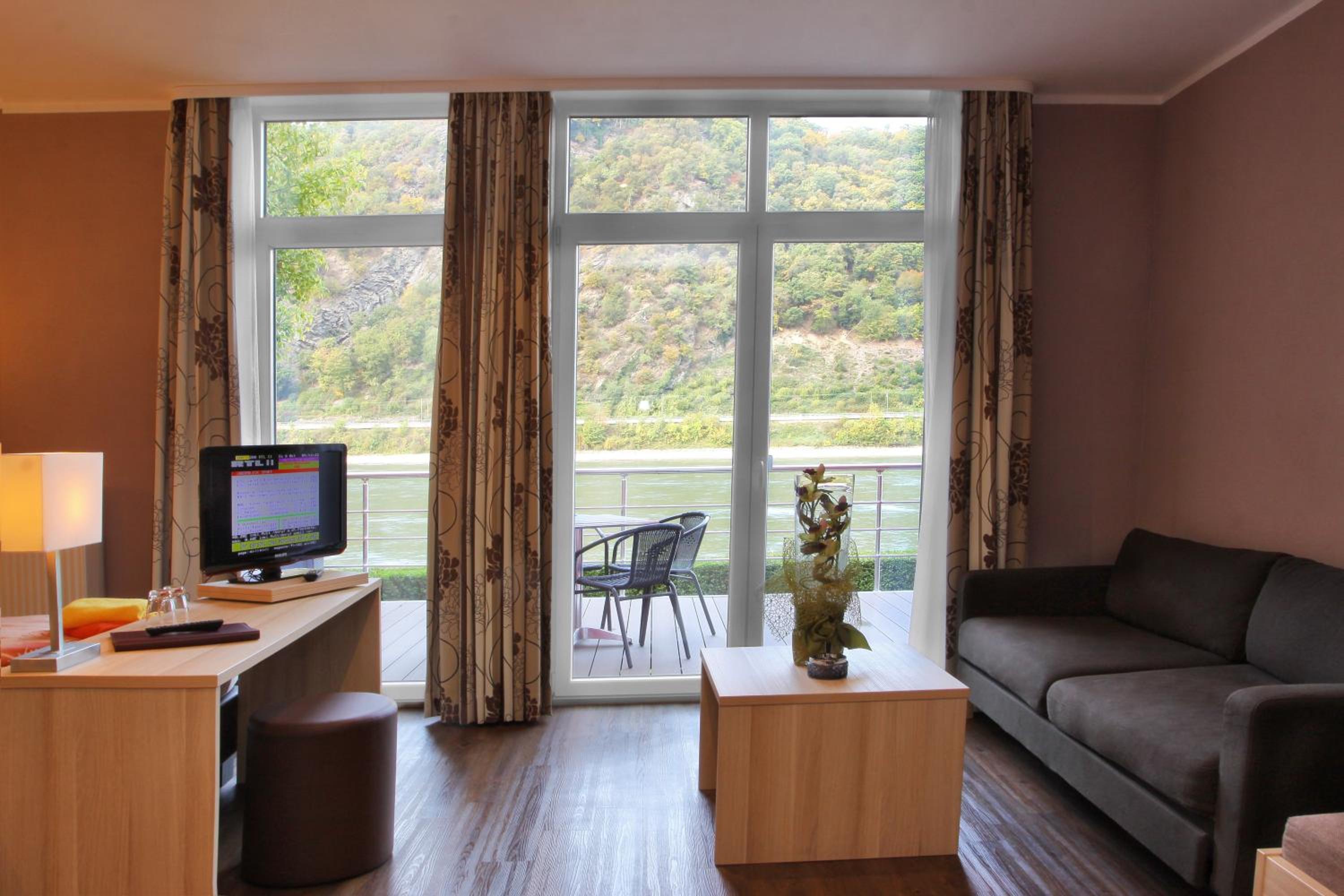Superior Family Room photo 1