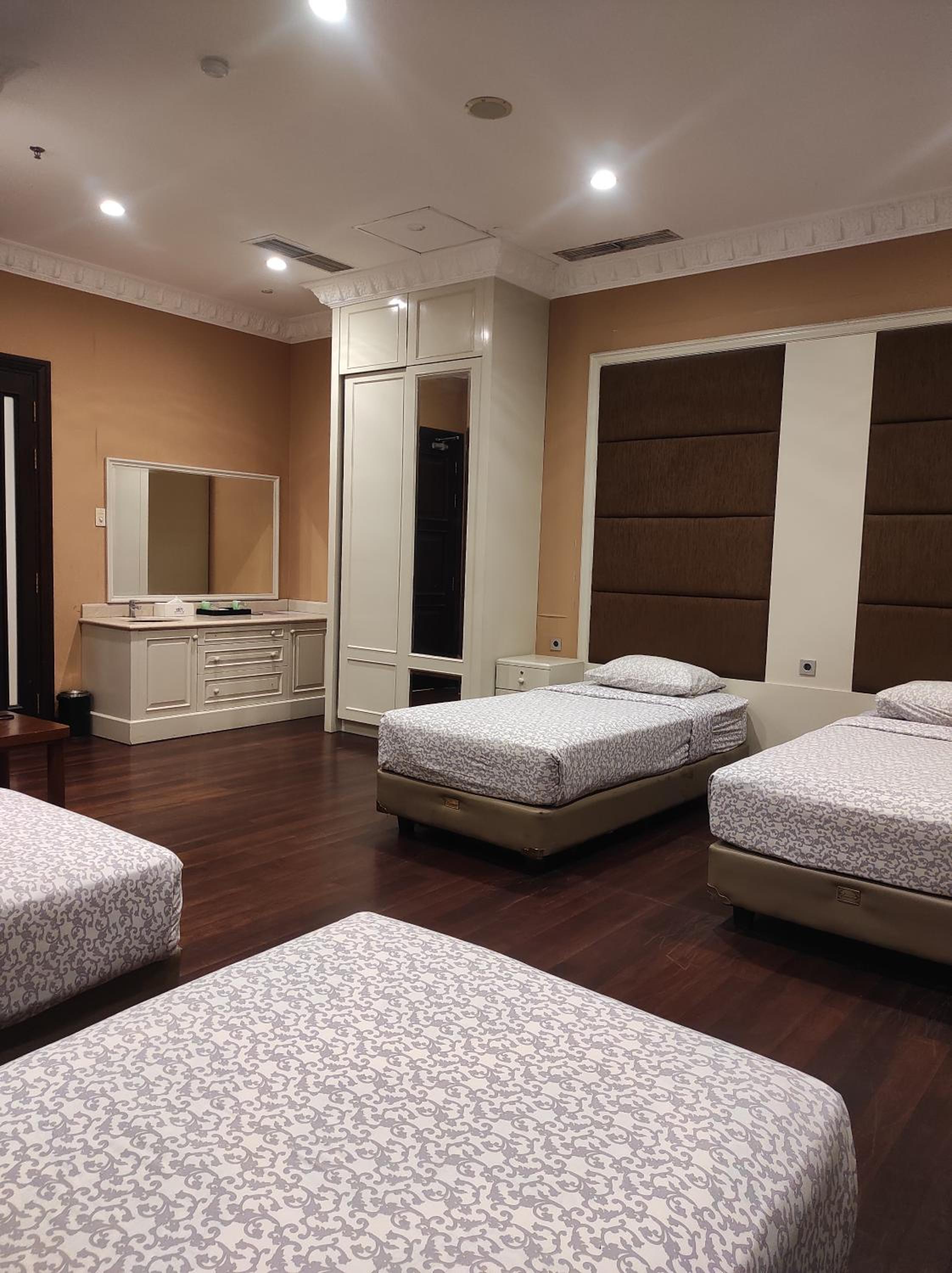 Economy Quadruple Room - Photo 5