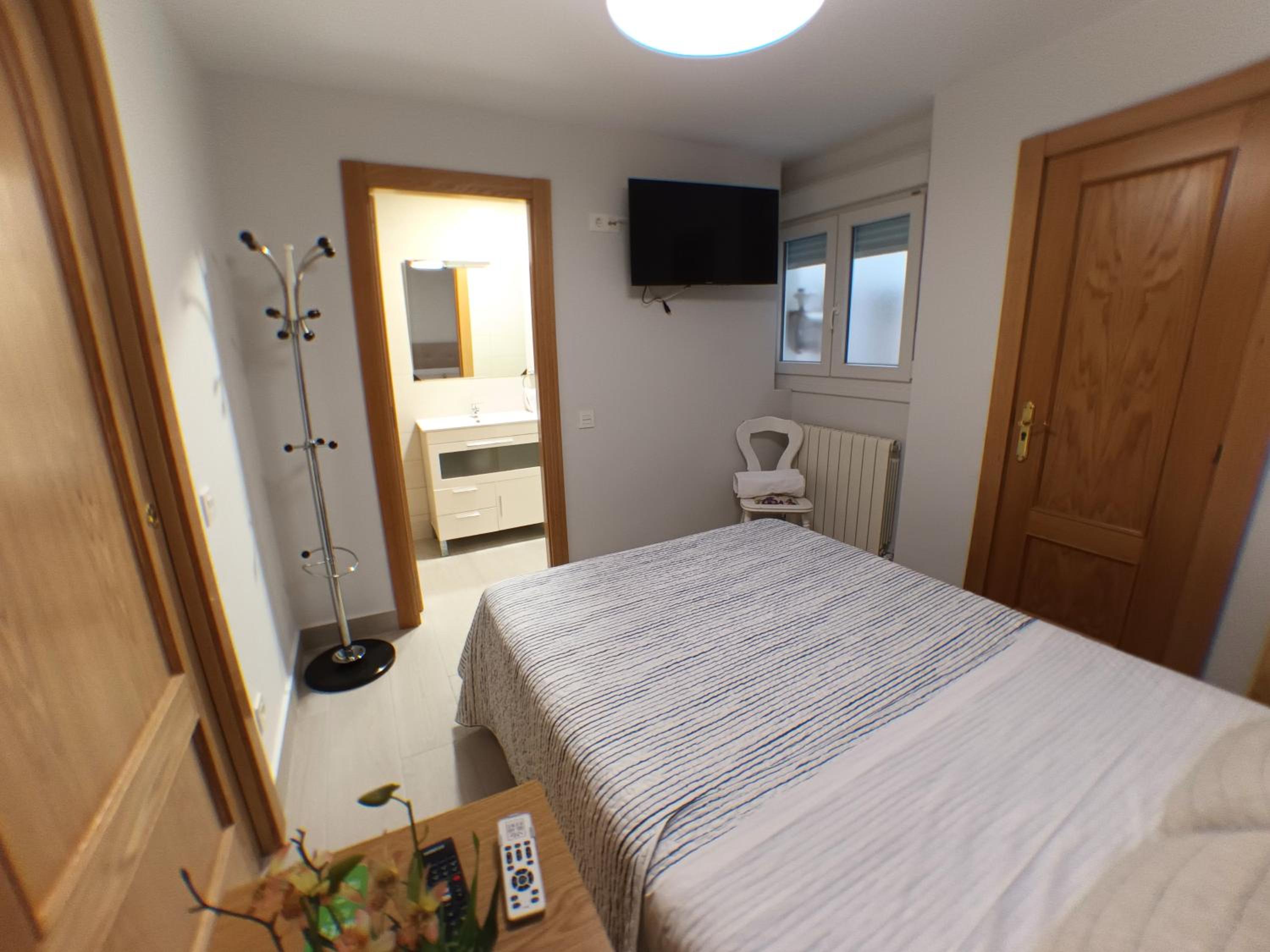 Double Room with Private Bathroom - Photo 1