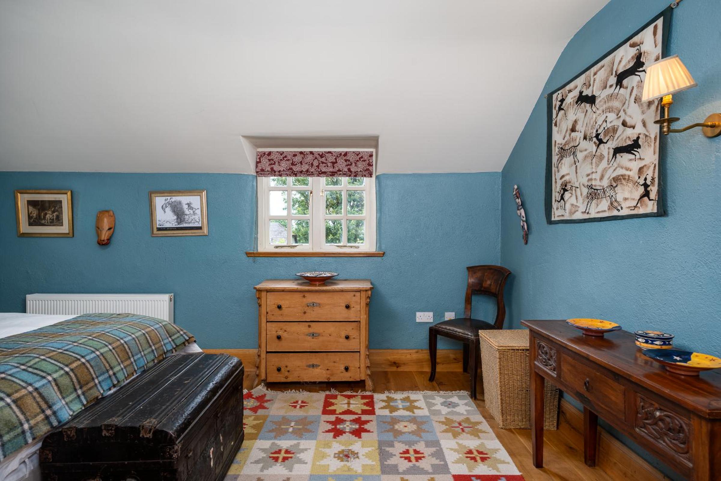 Six-Bedroom House photo 3