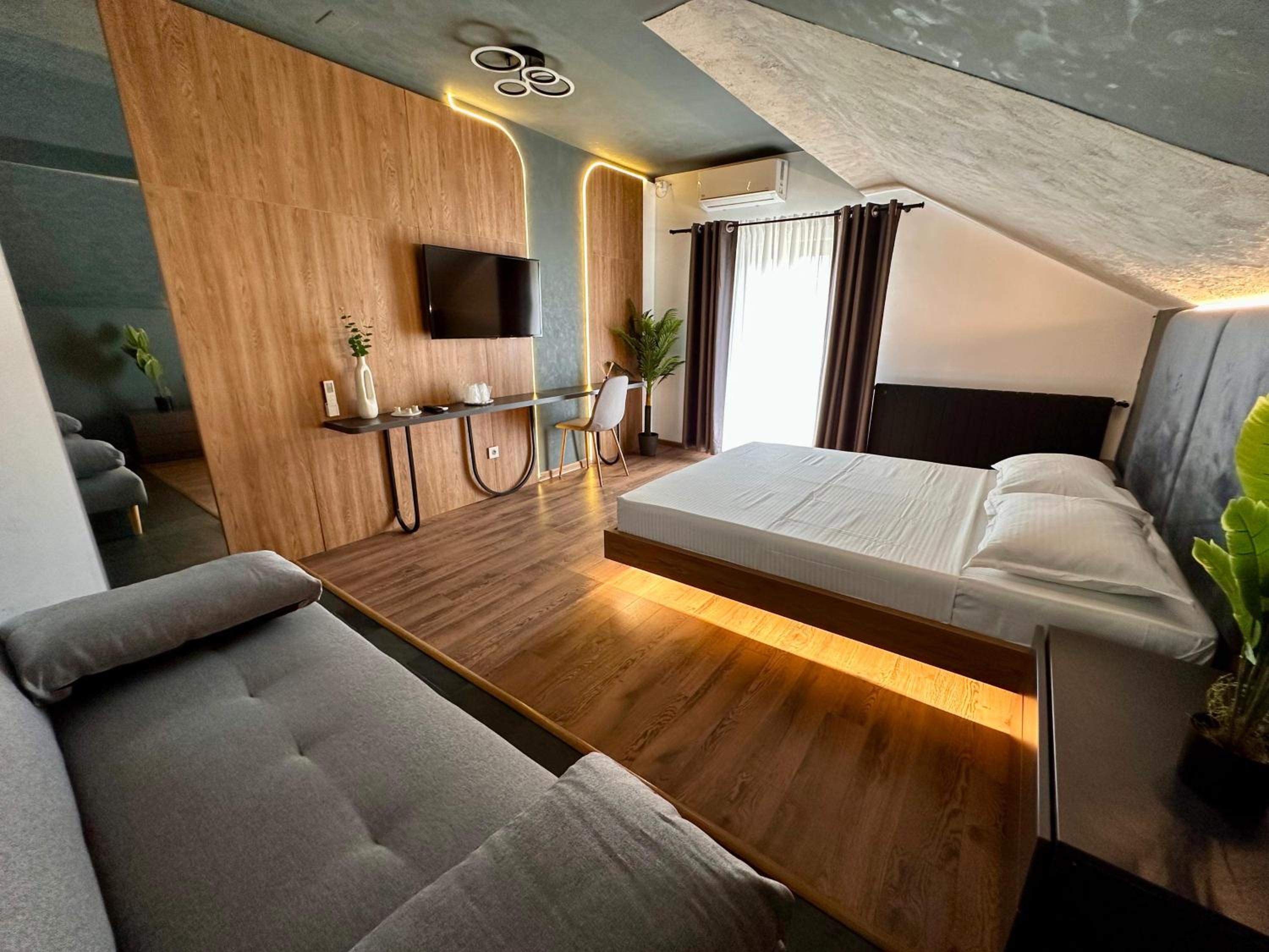 Deluxe Double Room with Balcony photo 1