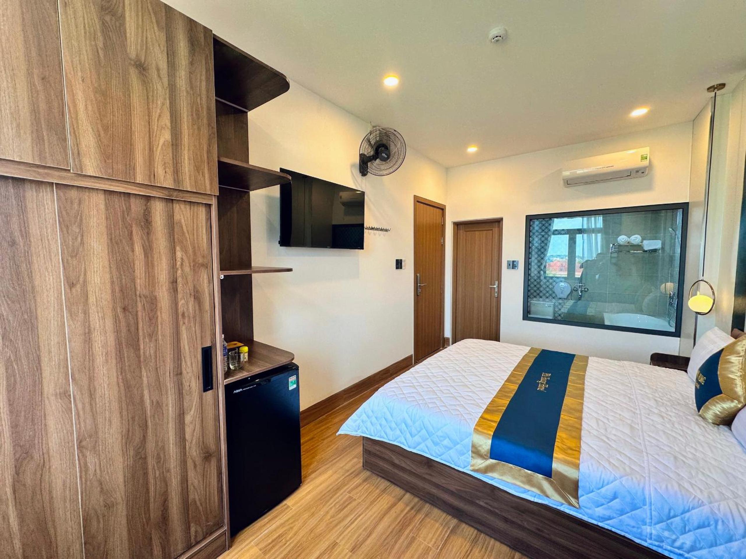 King Suite with Spa Bath photo 3