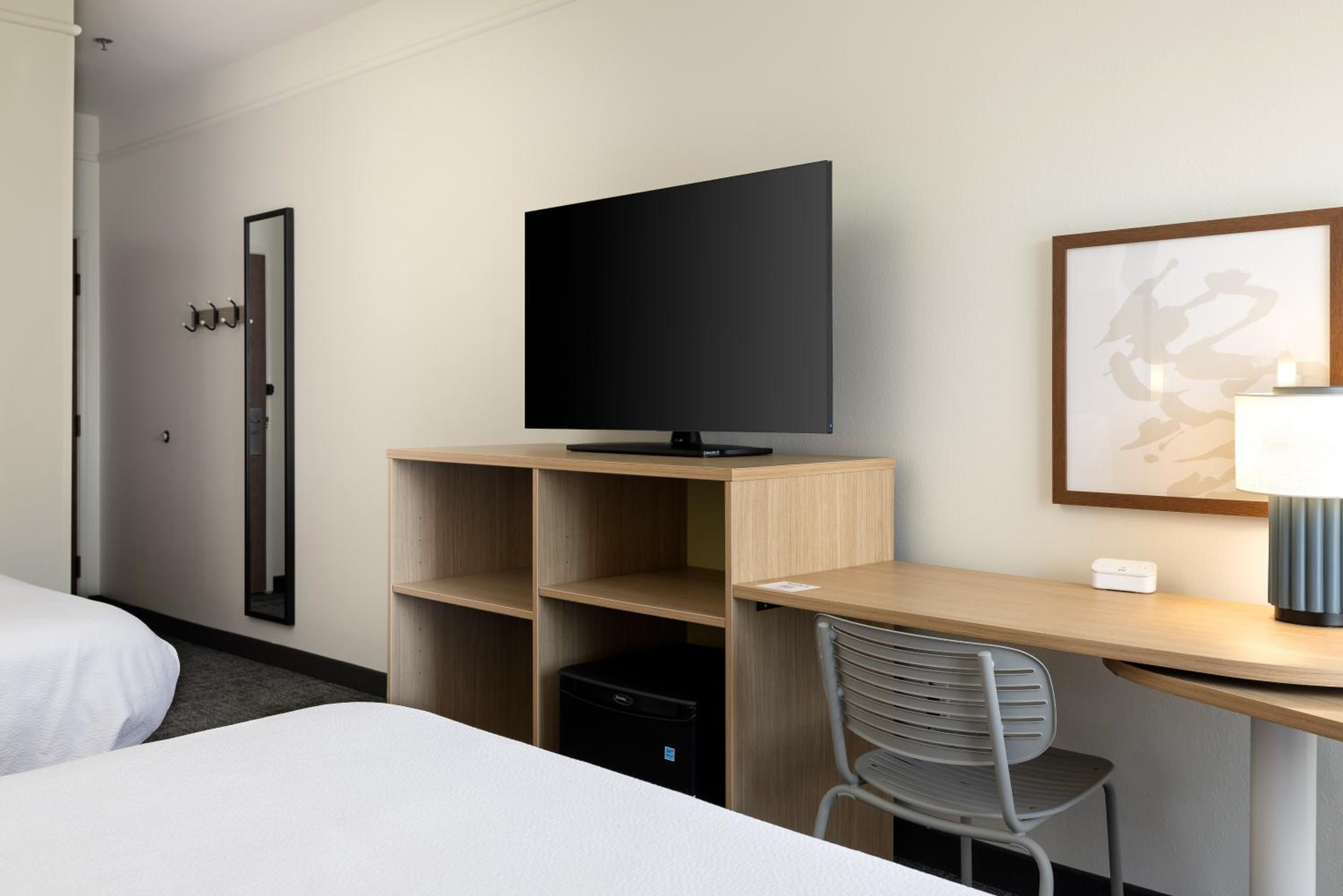 Queen Room with Two Queen Beds - Photo 7