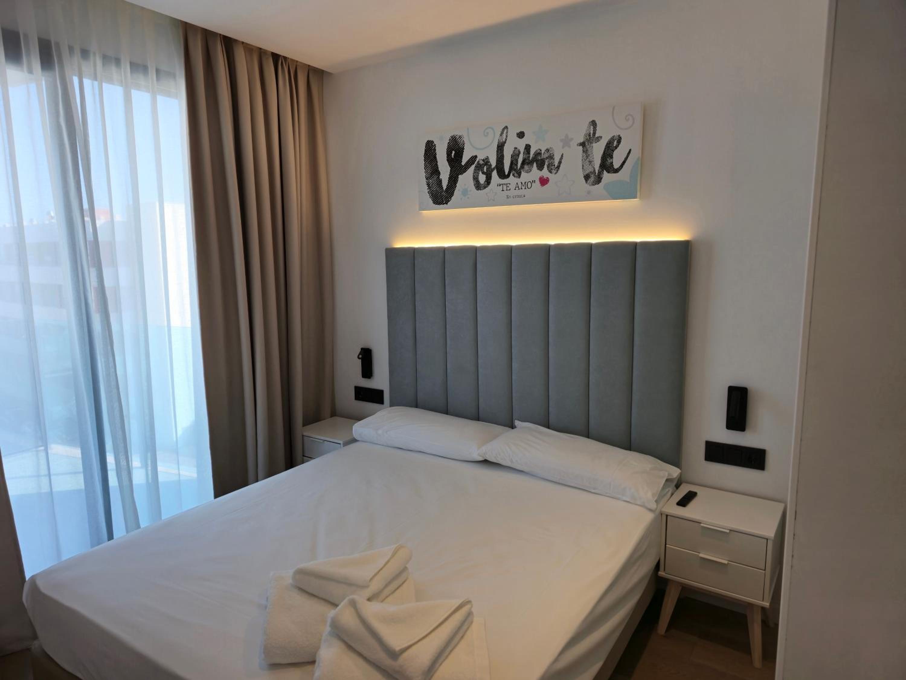 Apartamento de dos habitaciones con balcón y vista al mar