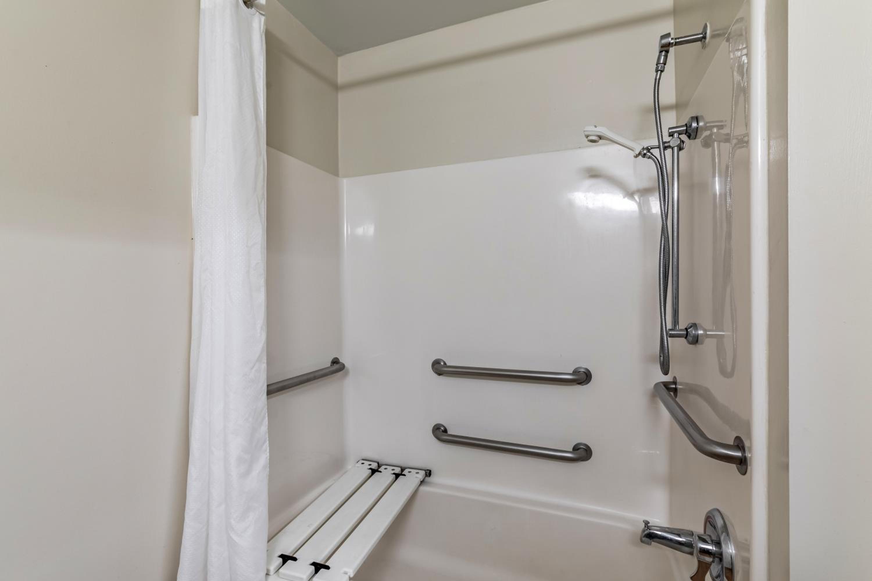 Studio Room with Two Double Beds Disability Access Non-Smoking   photo 2