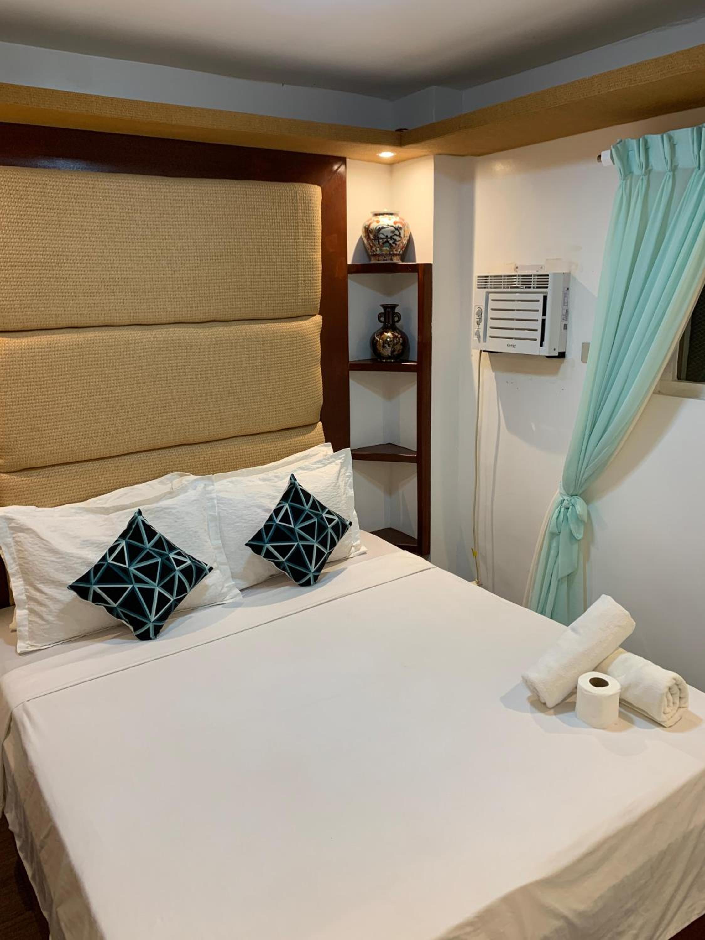 Deluxe Queen Suite photo 1