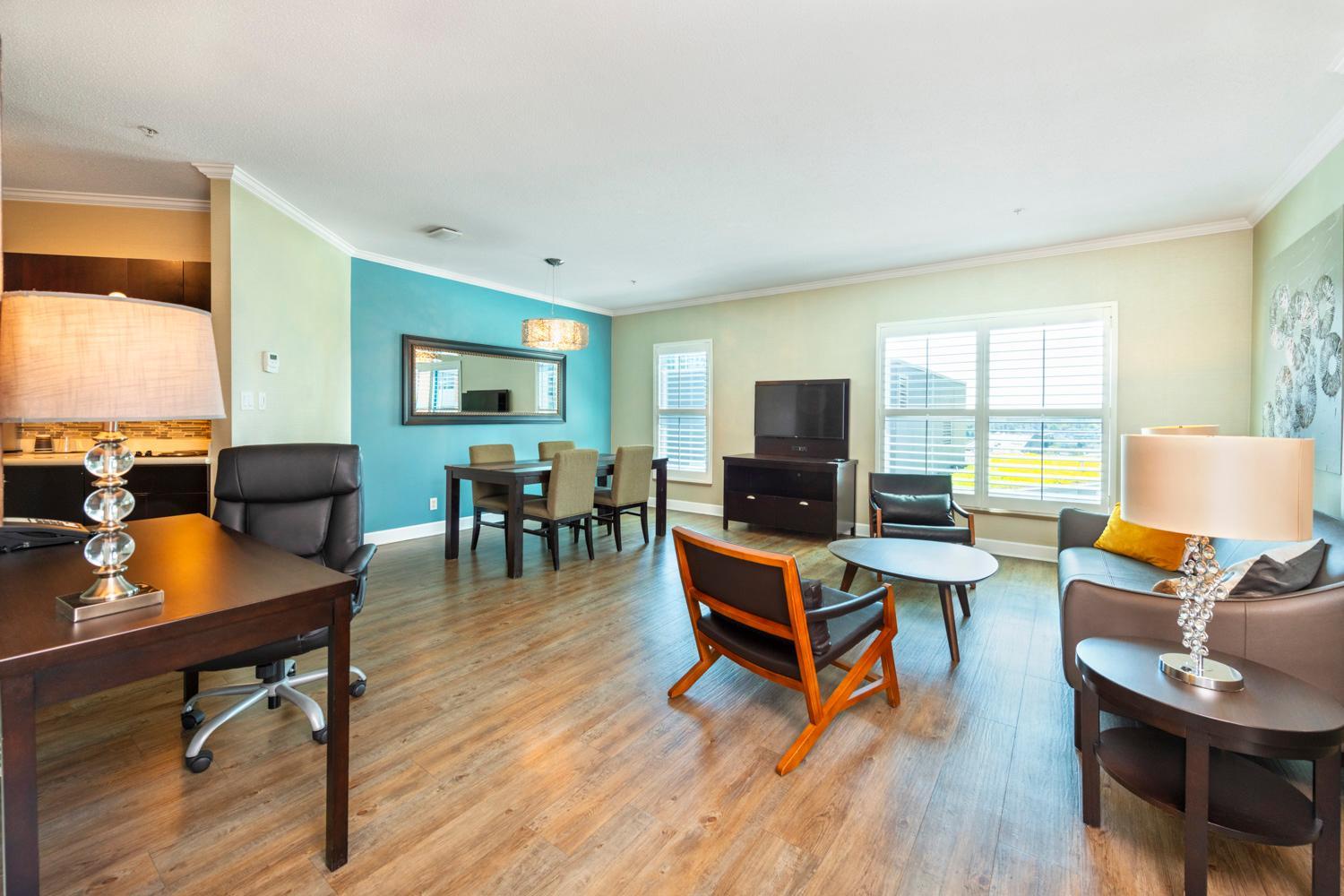Efficiency King Suite with Sofa - Non Smoking - Photo 4