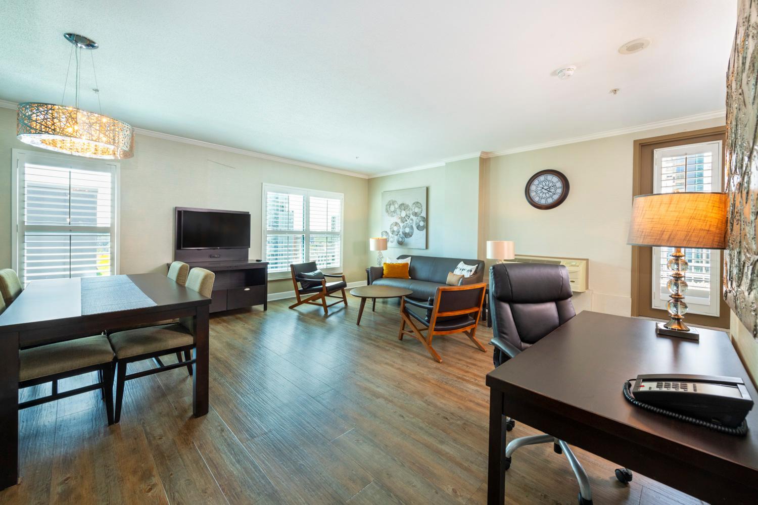 Efficiency King Suite with Sofa - Non Smoking - Photo 3