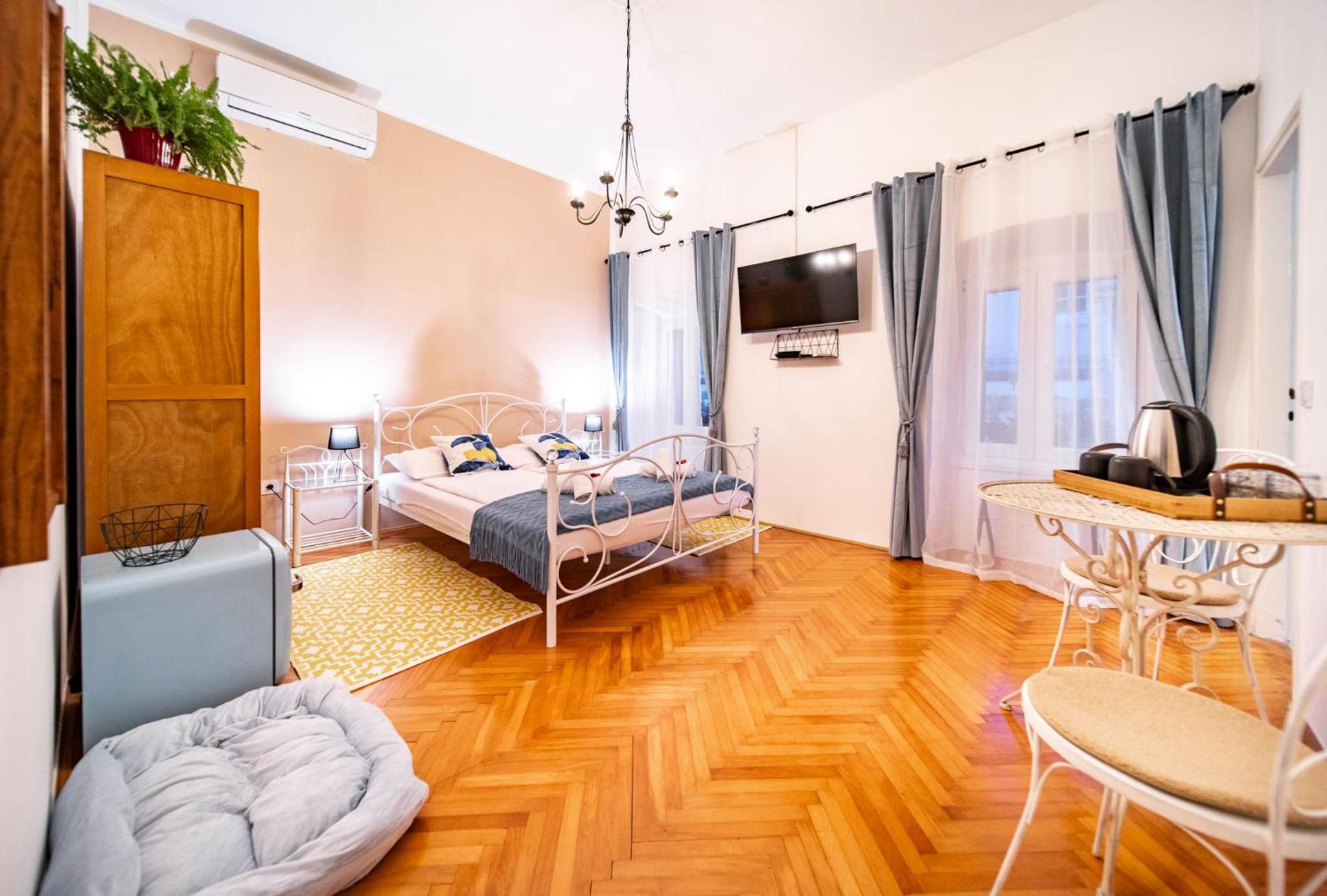 Deluxe King Room photo 1