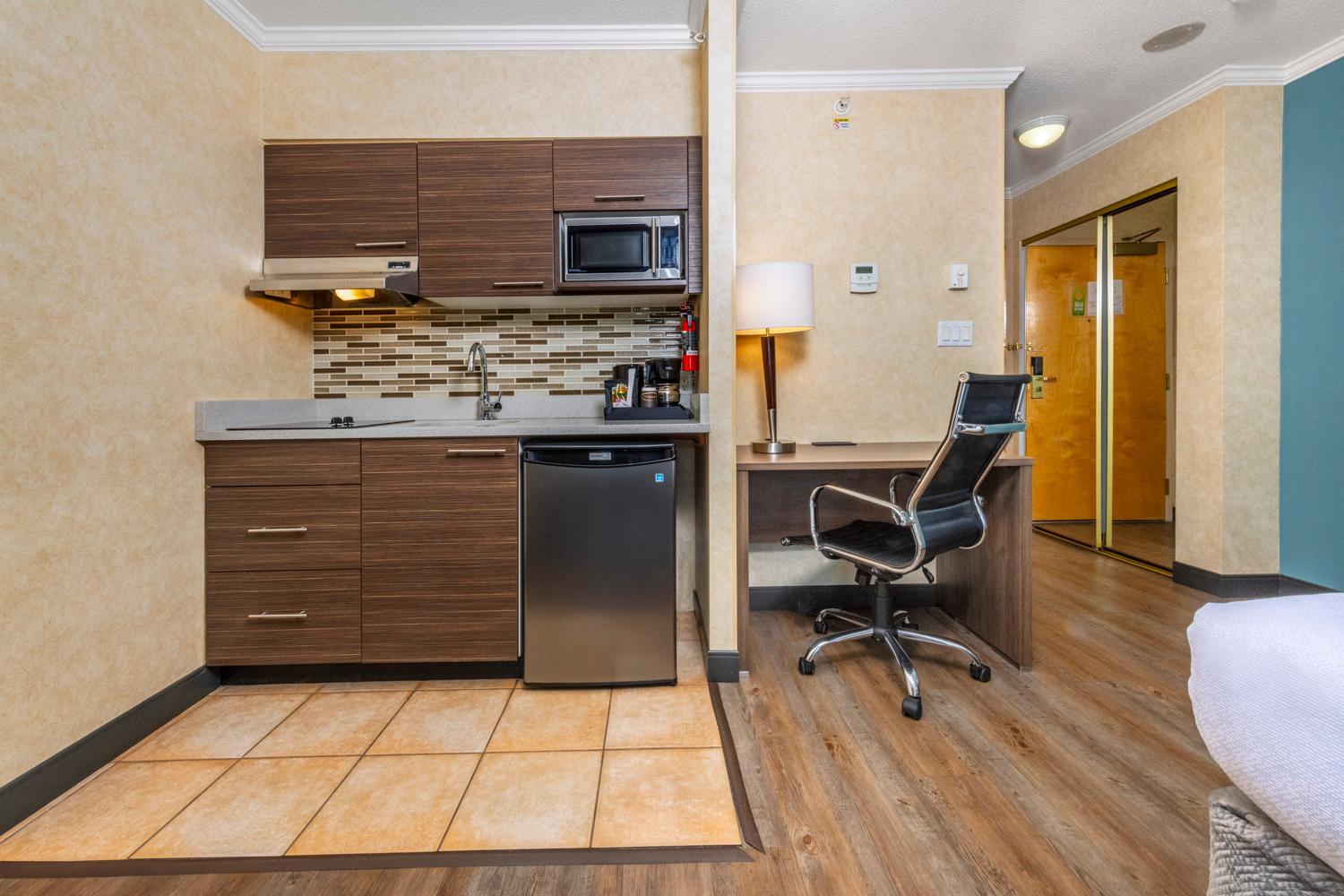 Efficiency Quadruple Room - Non Smoking - Photo 3