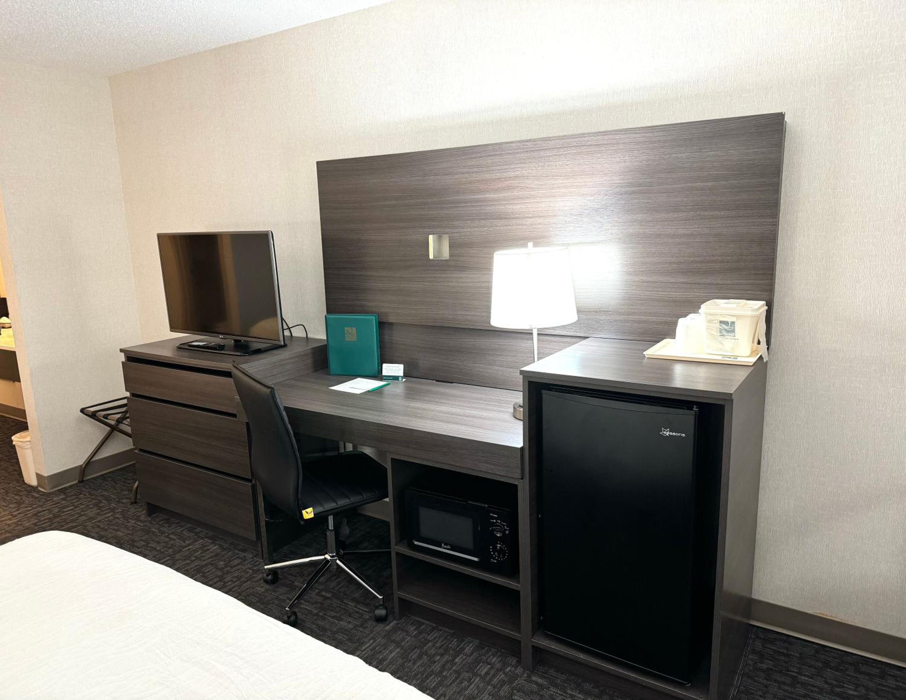 Queen Room with Two Queen Beds - Accessible/Non-Smoking  - Photo 4