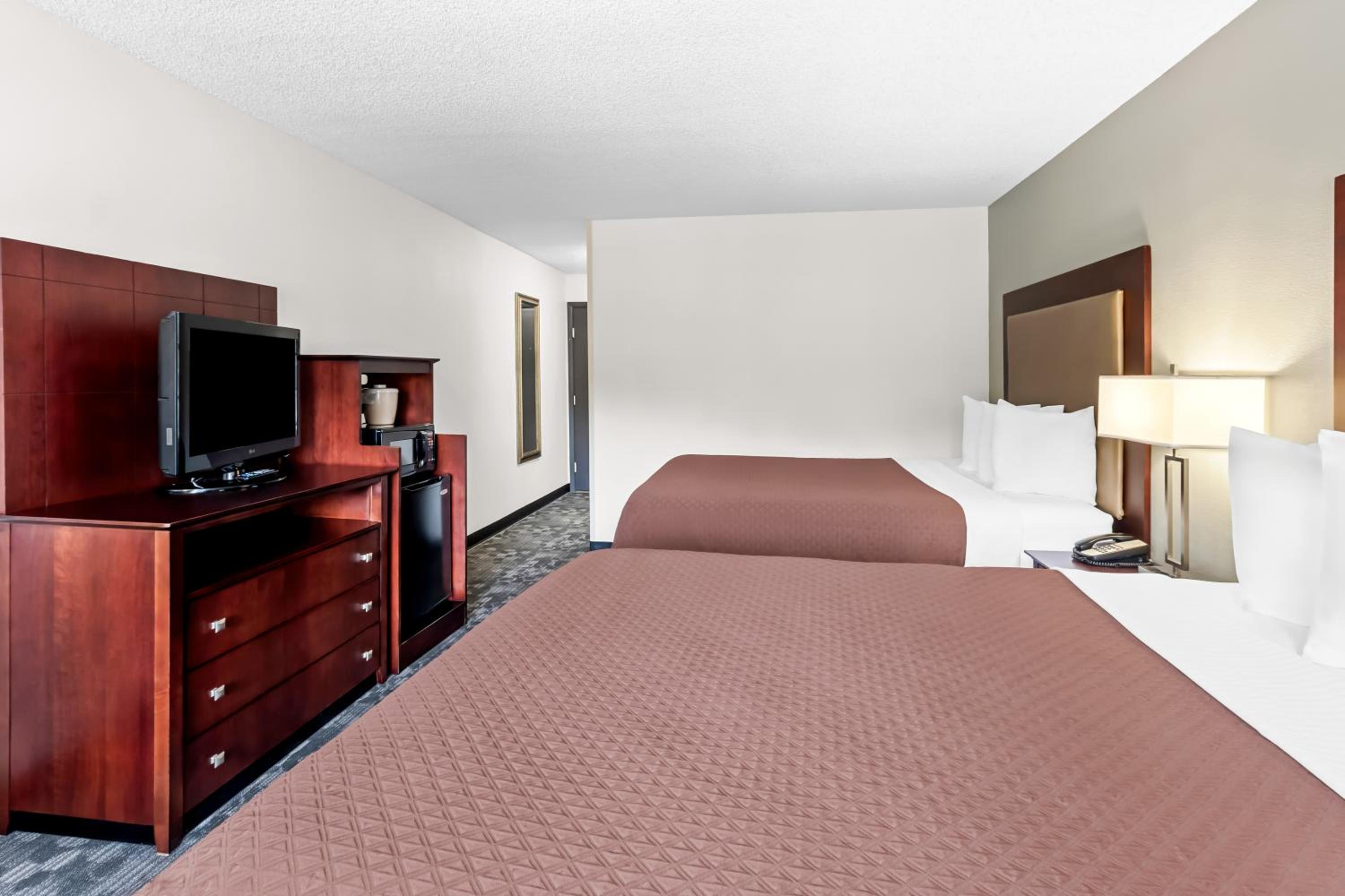 Standard Queen Room with Two Queen Beds - Photo 2