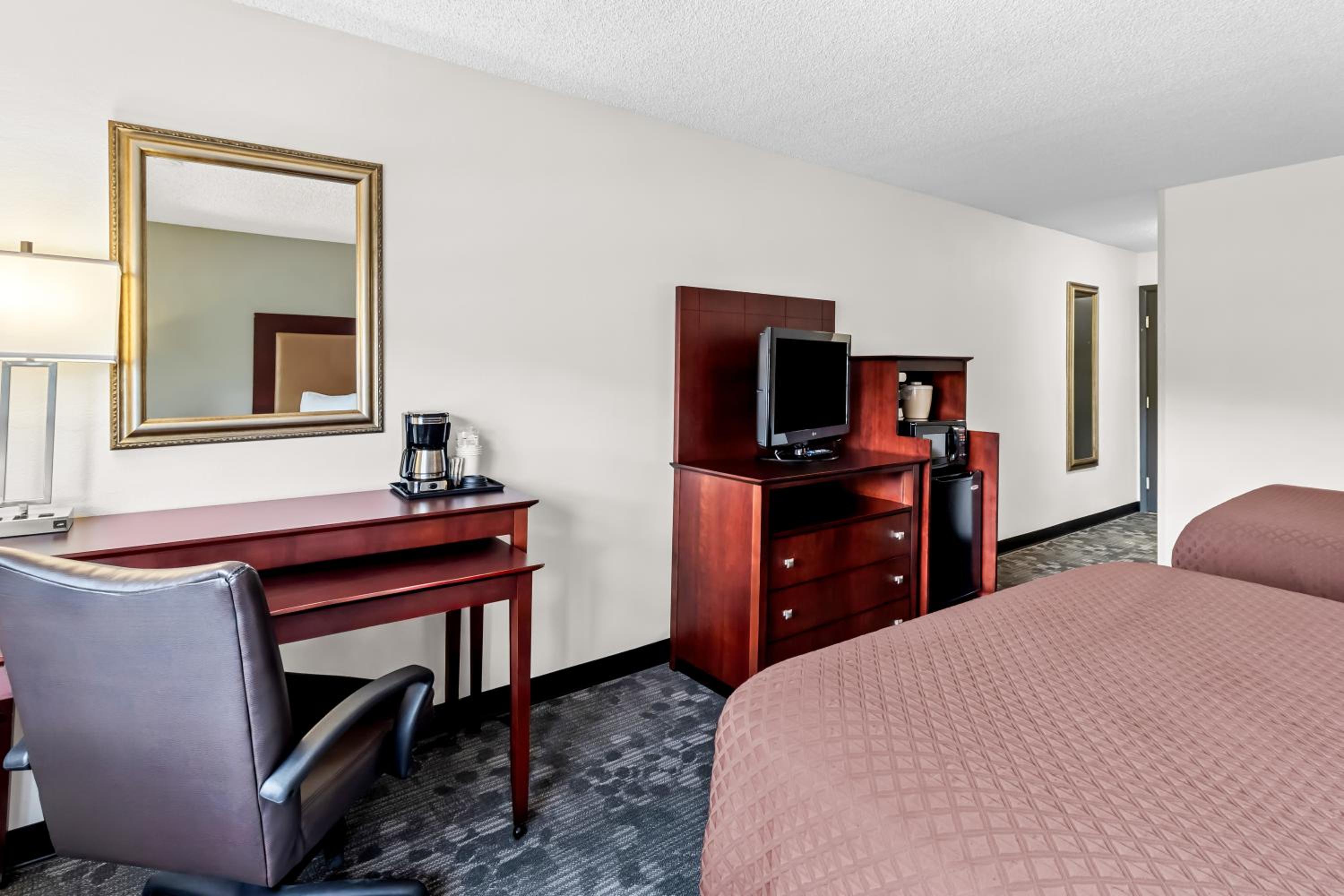 Standard Queen Room with Two Queen Beds - Photo 3