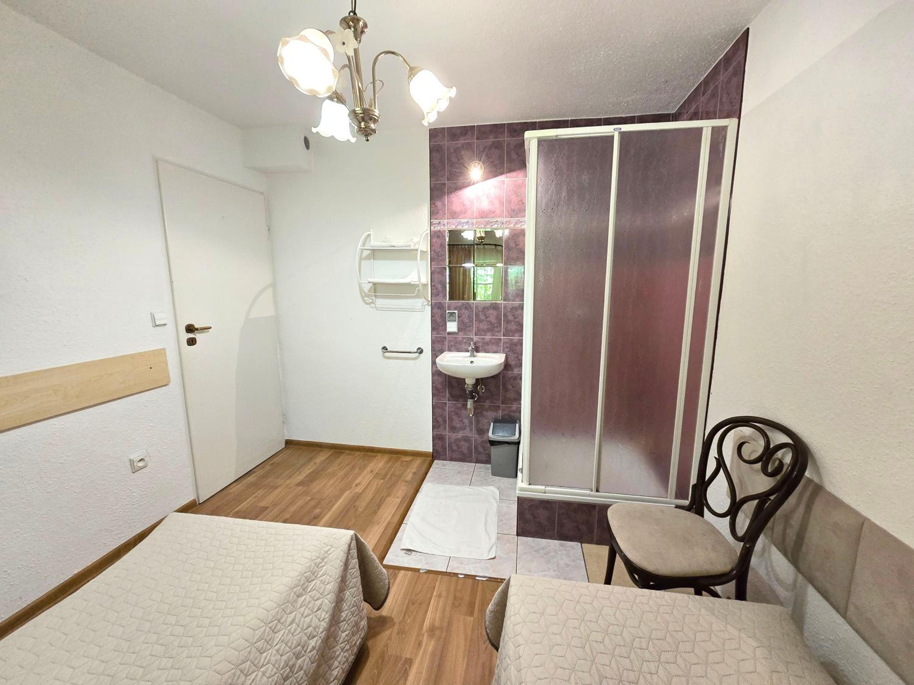 Standard Twin Room - Photo 3