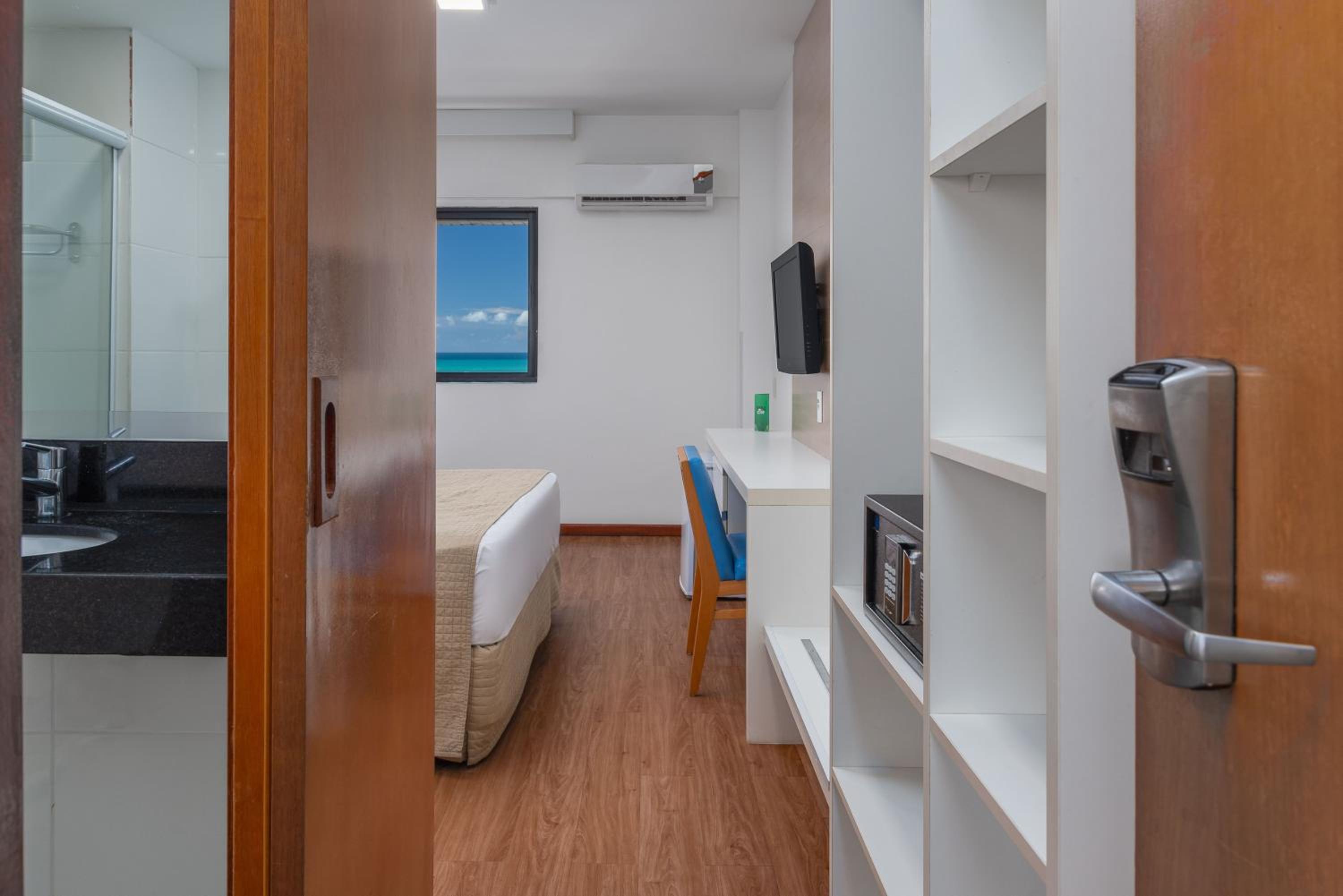Double Room with Side Sea View - Photo 5