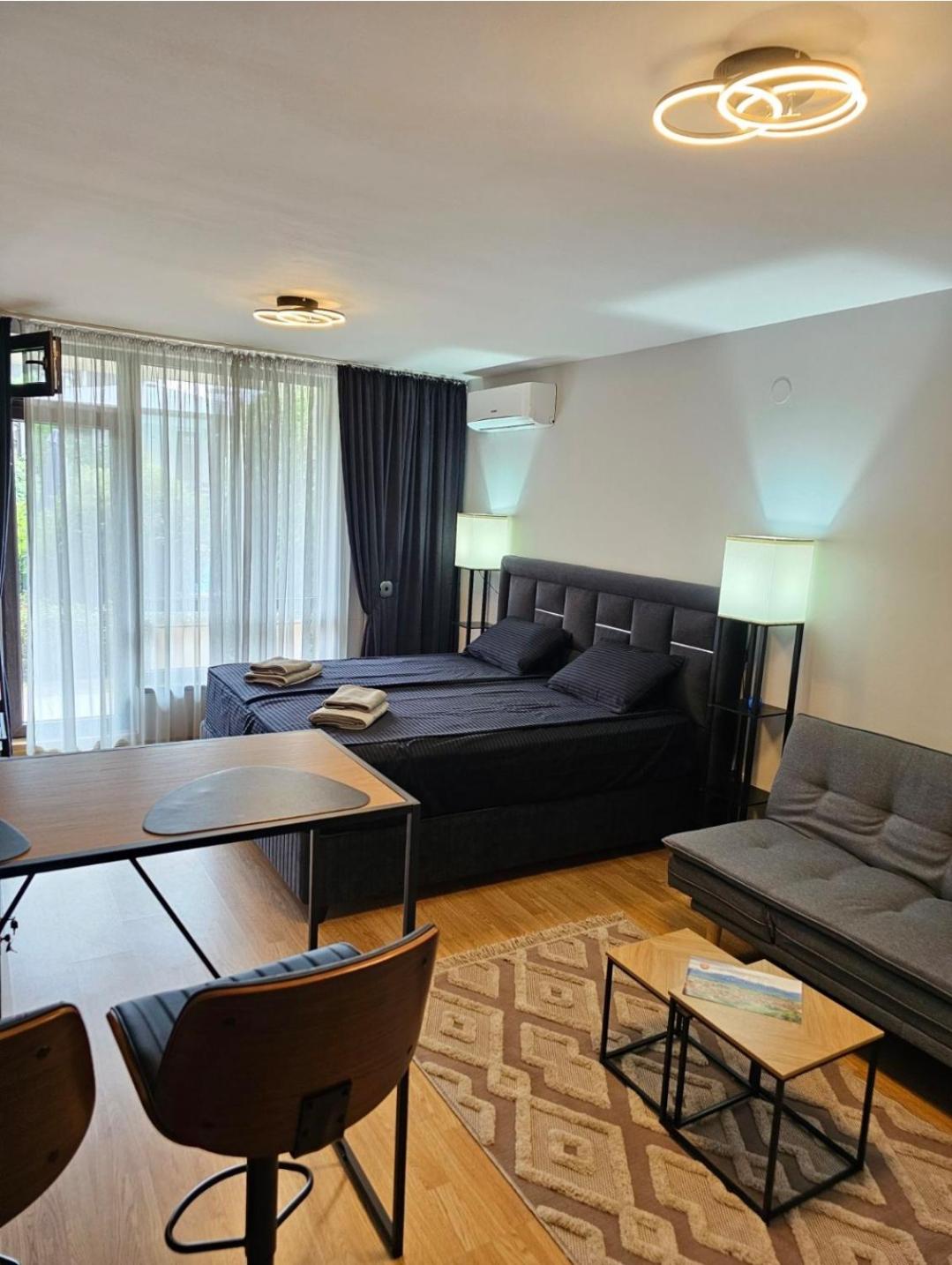 One-Bedroom Apartment photo 1