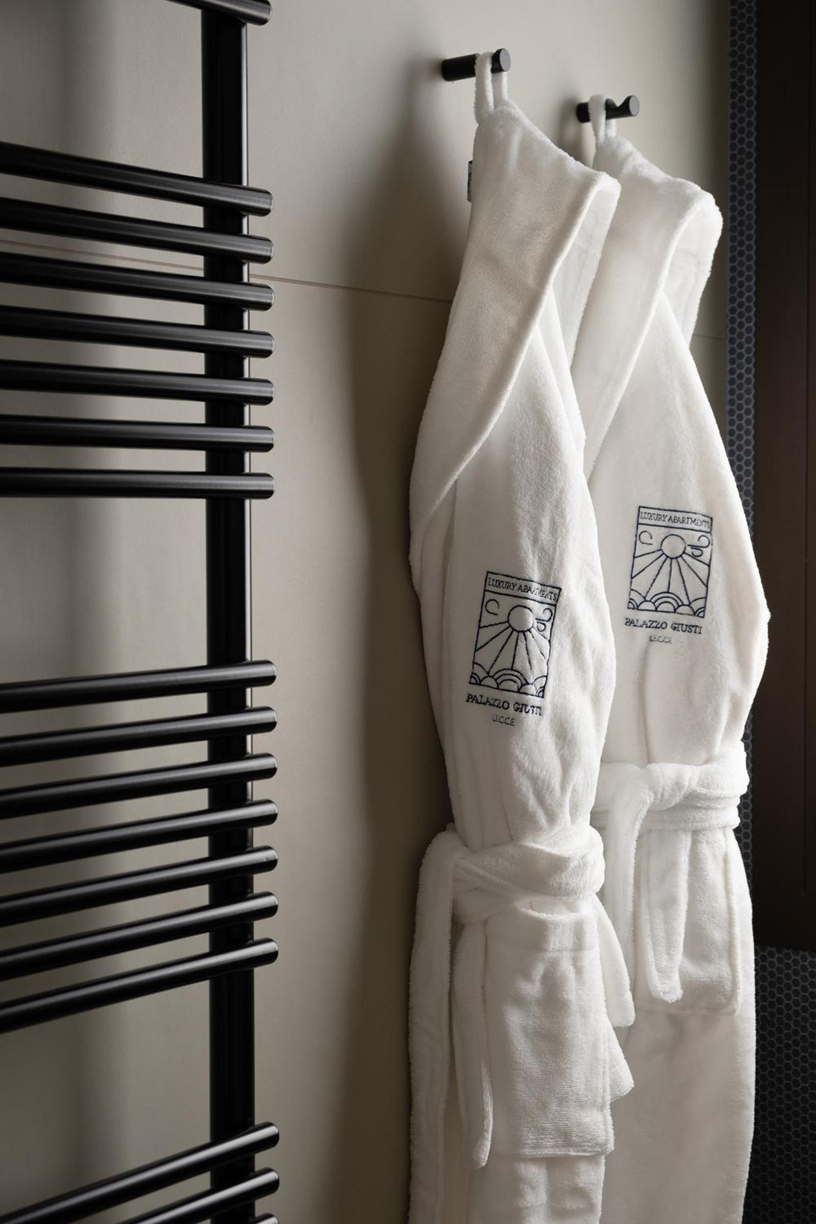 Deluxe King Room - Photo 3
